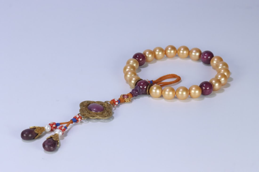 A piece of Qing Dynasty ruby gold bead eighteen sons held (1 of 9)