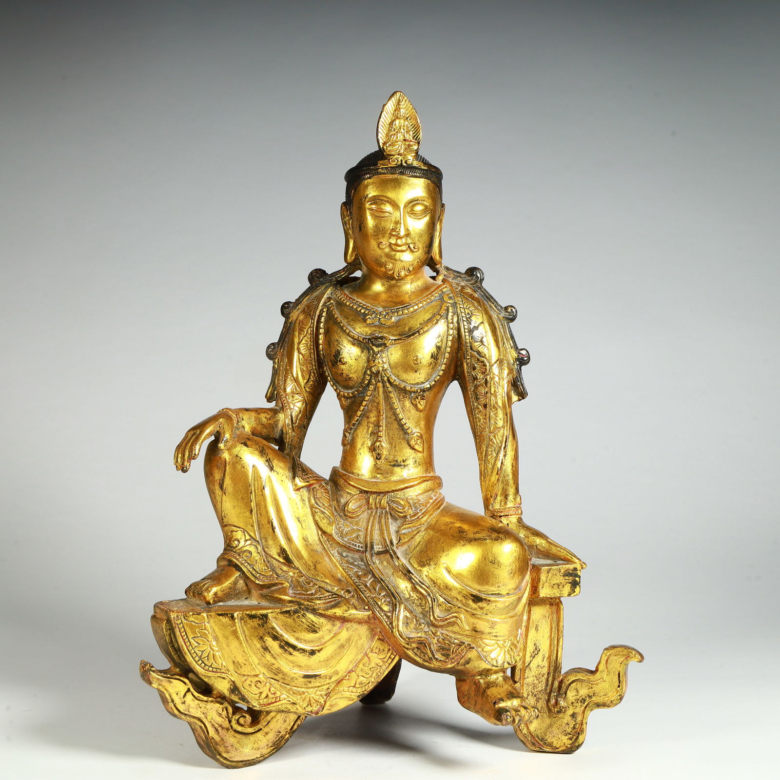 A bronze gilt gold statue of Achaya Guanyin: A bronze gilt statue of Achaya Guanyin SIZE: H:25cm L:18cm W:16cm W:1538g? (The Dimensions Of All Batches Are Manually Measured.If You Need More Detailed Information, Please Contact Our Customer Servi