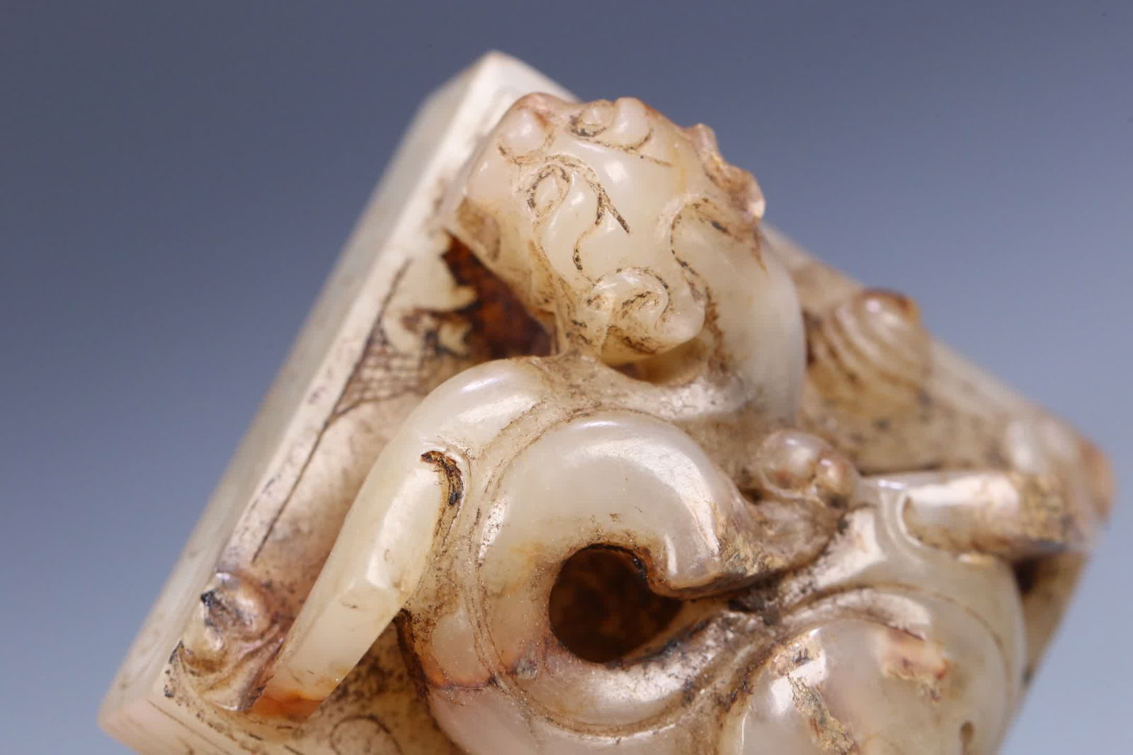 An ancient jade dragon button seal - 8