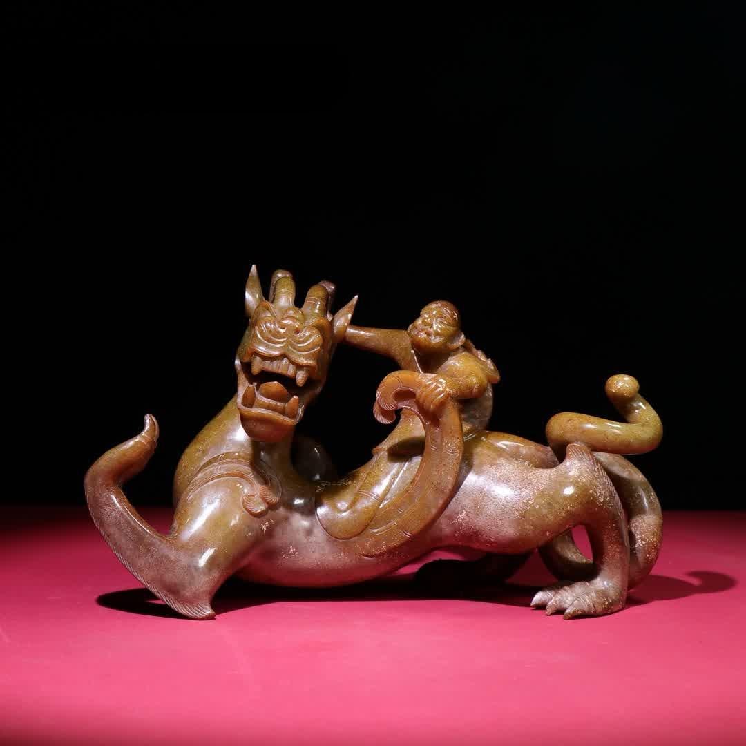 A Han Dynasty feathered beast ornament (1 of 9)