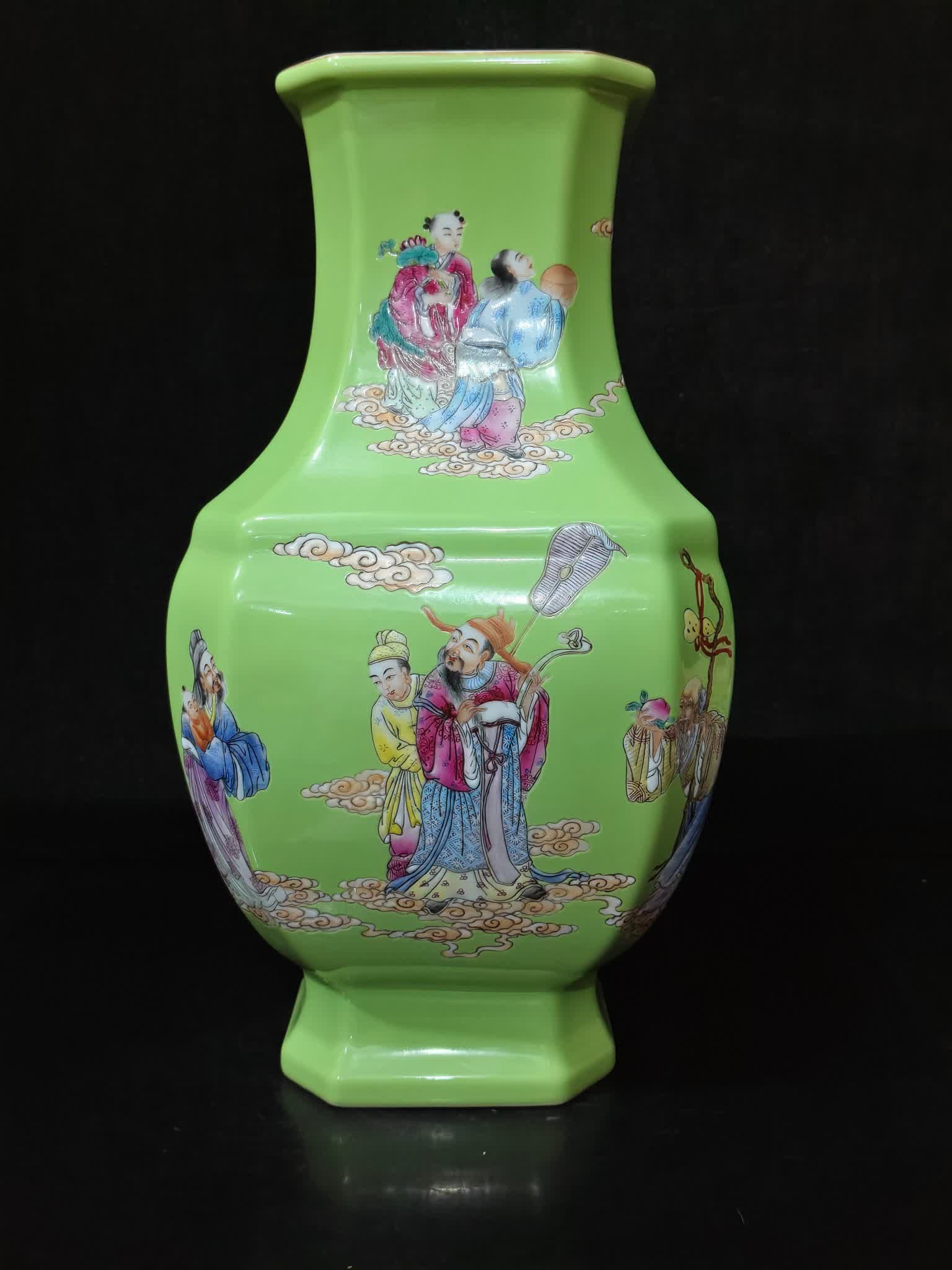 A square bottle of the Qianlong Dynasty Langcai Eight Immortals Figure Picture (1 of 9)