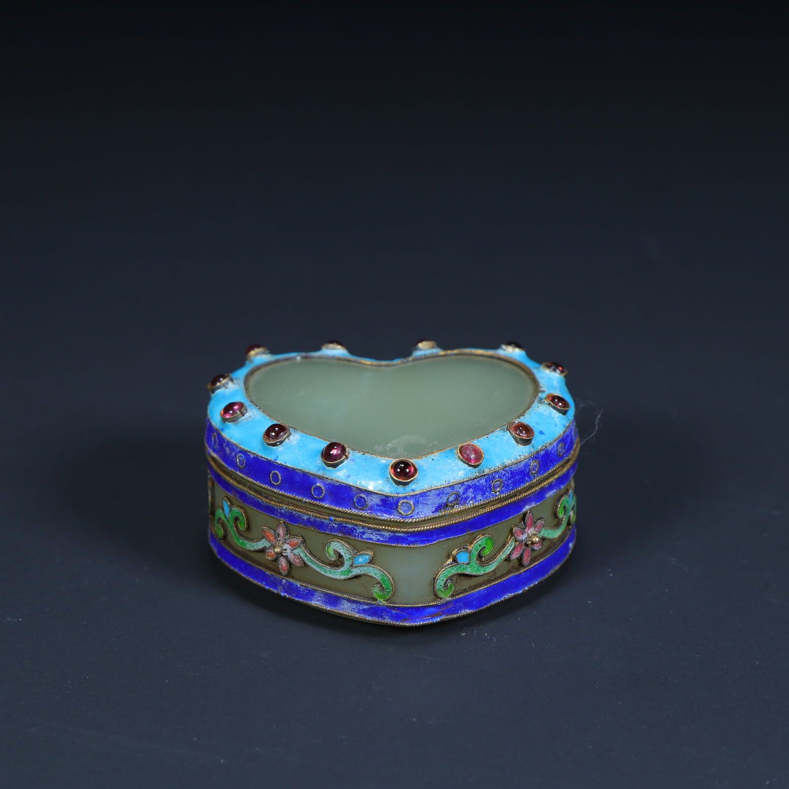 A Qing Dynasty burnt blue inlaid jade inlaid treasure heart-shaped box (1 of 9)