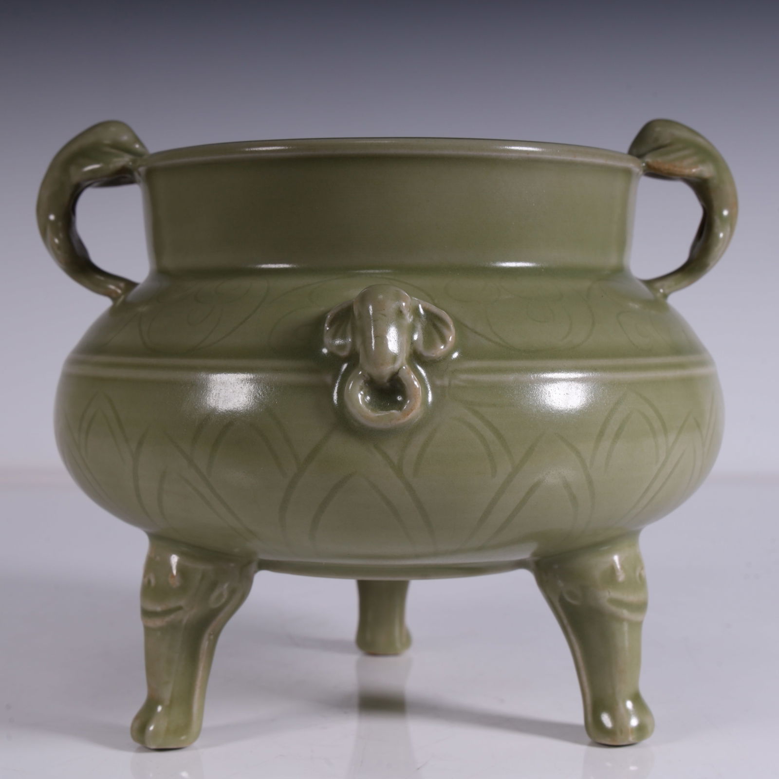 A three-legged incense burner in Song Dynasty Longquan kiln (1 of 13)