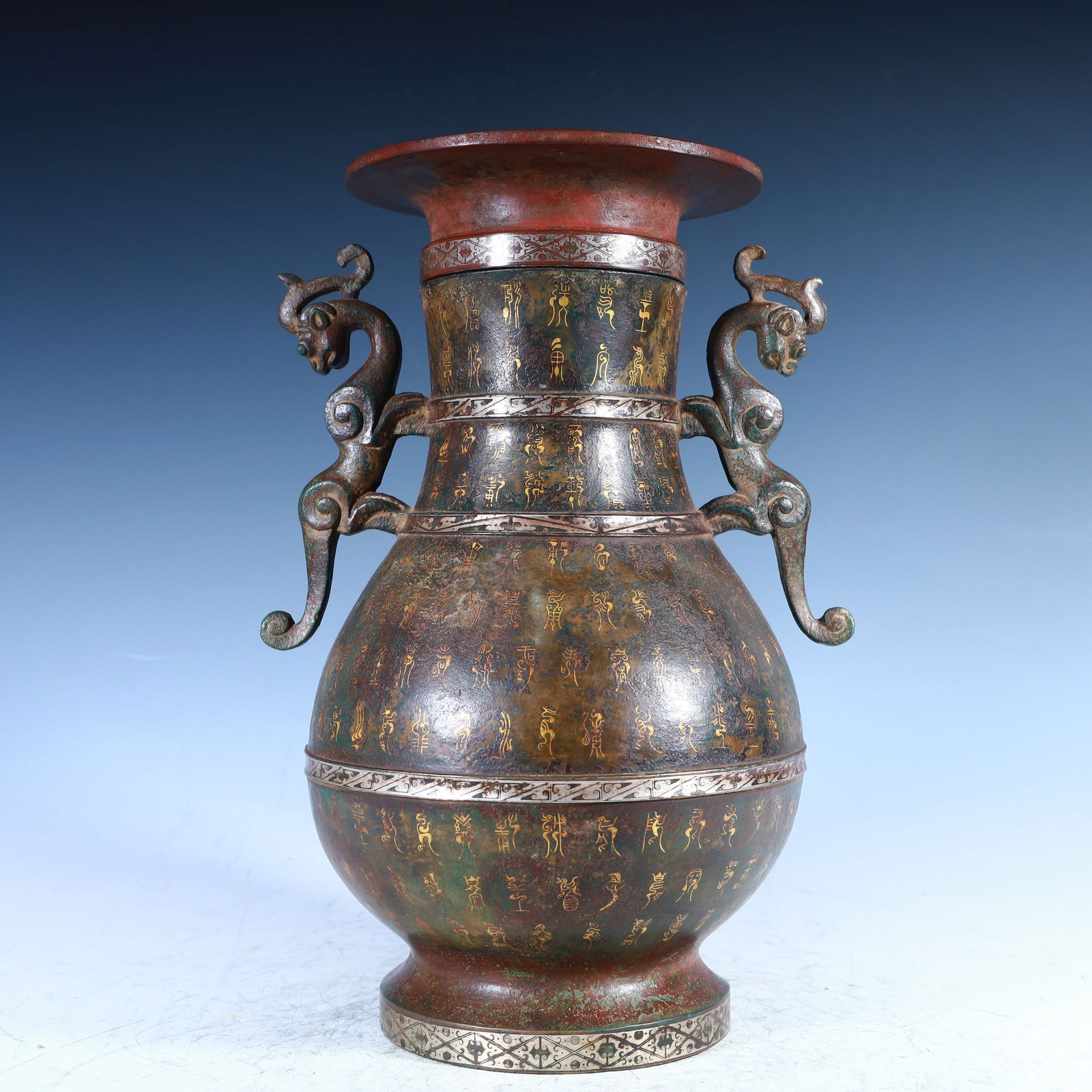 A bronze vase with wrong gold and silver inscriptions in the Warring States period (1 of 10)