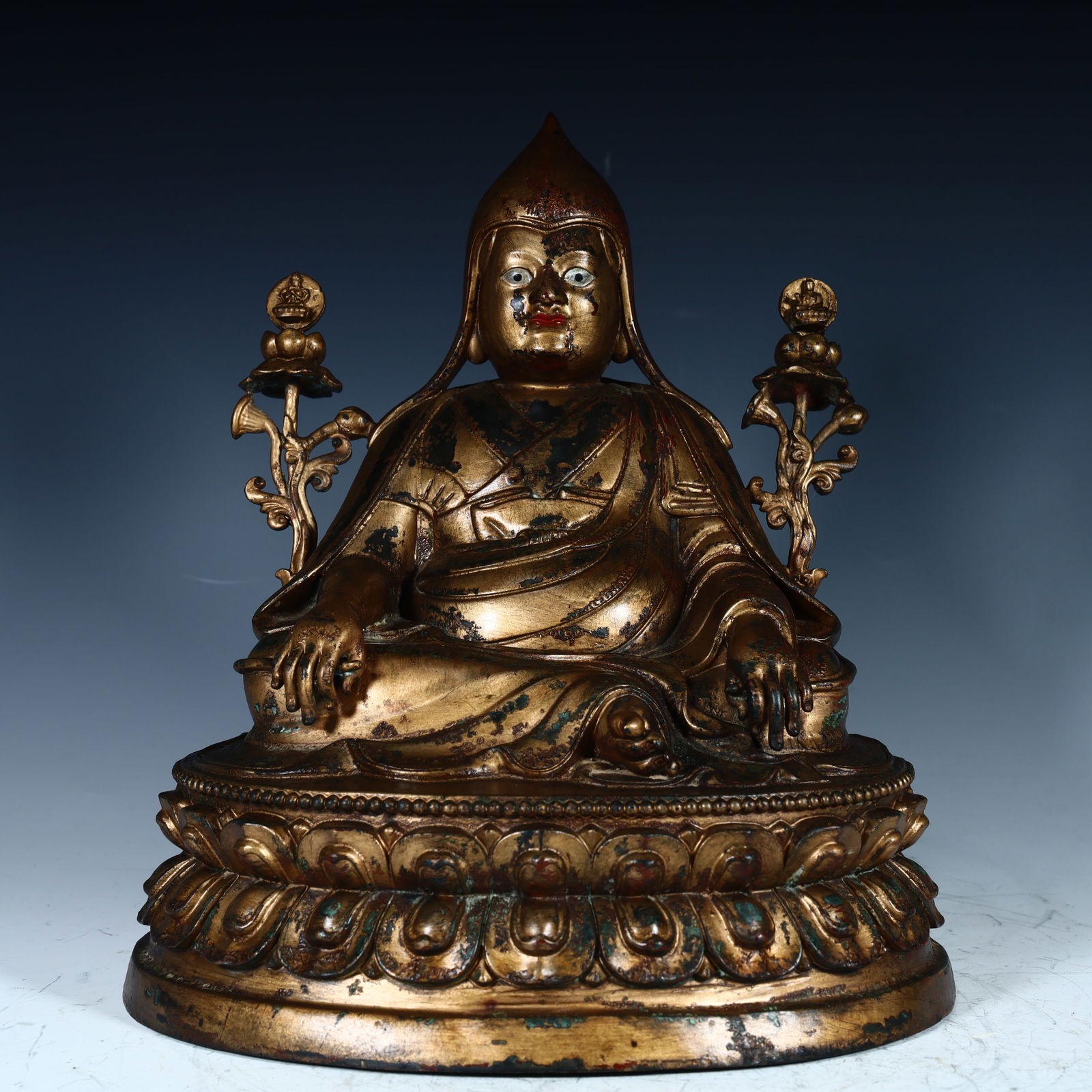 A bronze gilt statue of Tsongkhapa in the Qing Dynasty: Qing Dynasty bronze gilt Tsongkhapa statue SIZE: H:27cm L:24.5cm W:18cm W:5.3kg (The Dimensions Of All Batches Are Manually Measured.If You Need More Detailed Information, Please Contact Our Customer