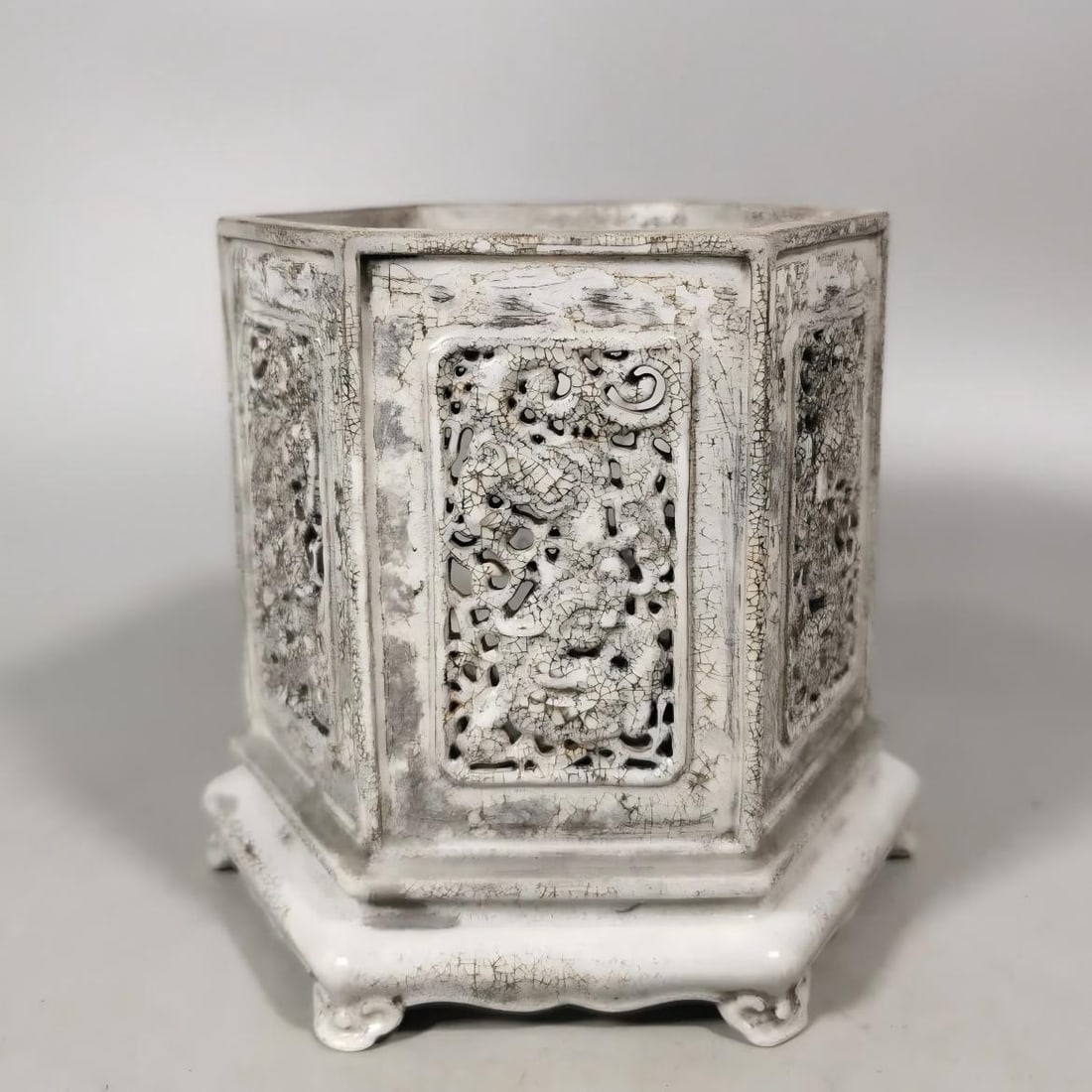 A Qing Dynasty hollow pen holder: Qing Dynasty hollow pen holder SIZE: H:12.3cm W:14.2cm (The Dimensions Of All Batches Are Manually Measured.If You Need More Detailed Information, Please Contact Our Customer Service Before