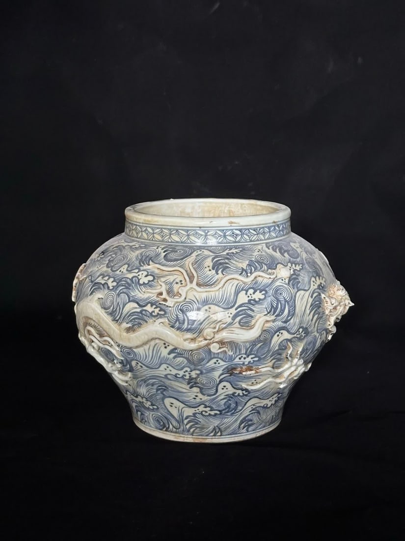 A Yuan blue and white pile plastic dragon pattern jar (1 of 7)