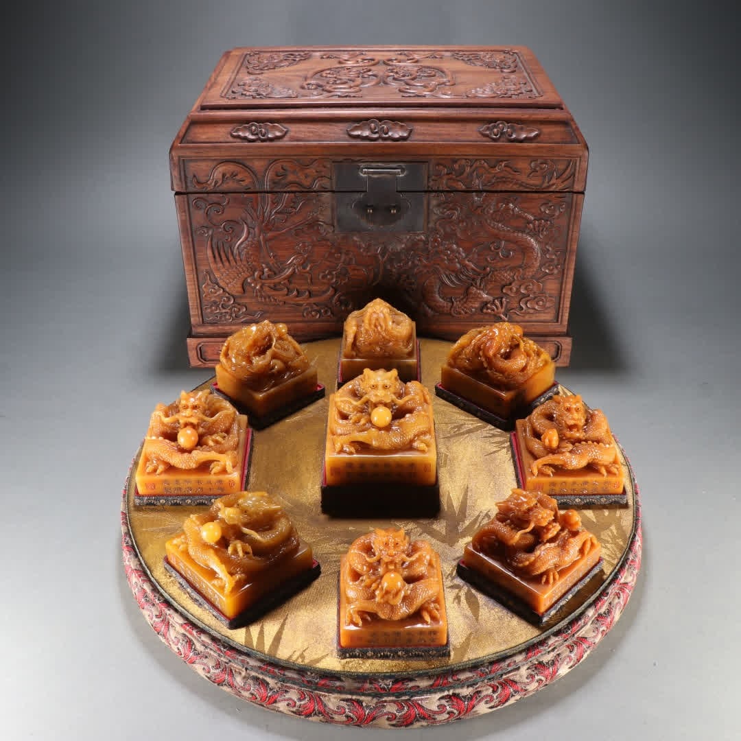 A set of Qing Dynasty Tian Huang Shilong button seal with box: Qing Dynasty Tian Huang Shilong button seal set with box SIZE: Intermediate stamp H: 6cm W: 7.5cm W: 586.7g (The Dimensions Of All Batches Are Manually Measured.If You Need More Detailed