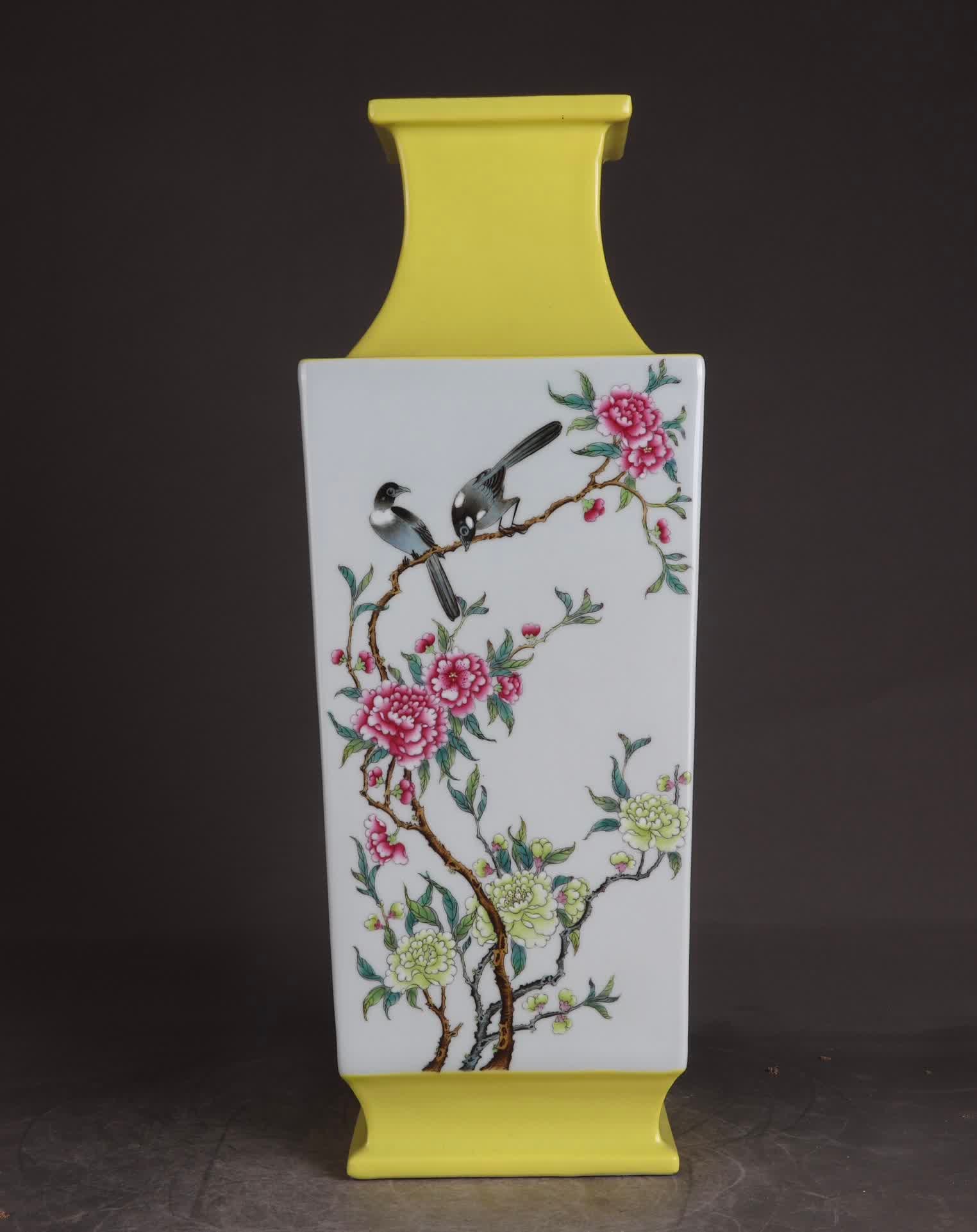A square bottle of Qing Yongzheng lemon yellow window flower and bird picture poem (1 of 9)