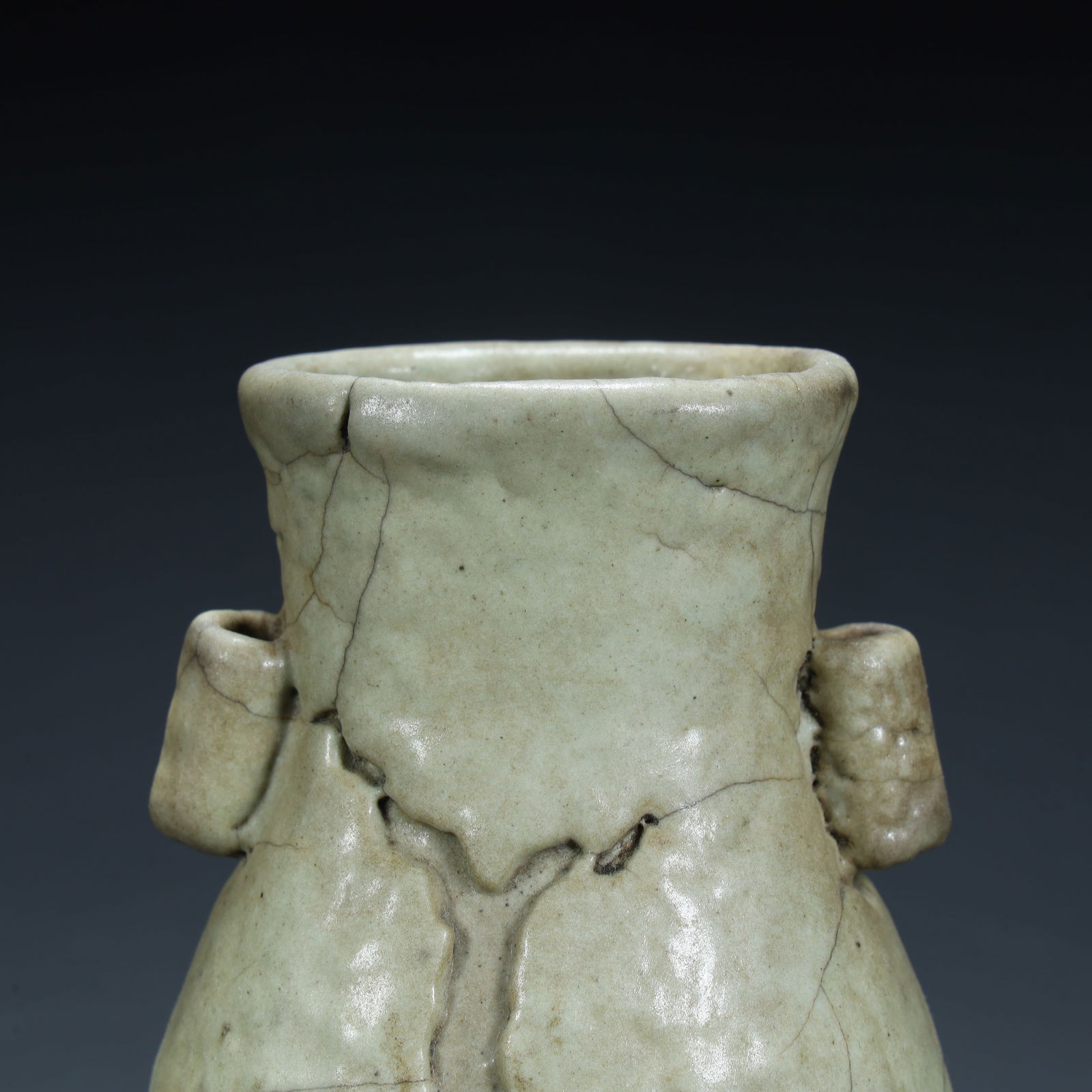 A Qing Dynasty celadon "bionic amphora" - 4