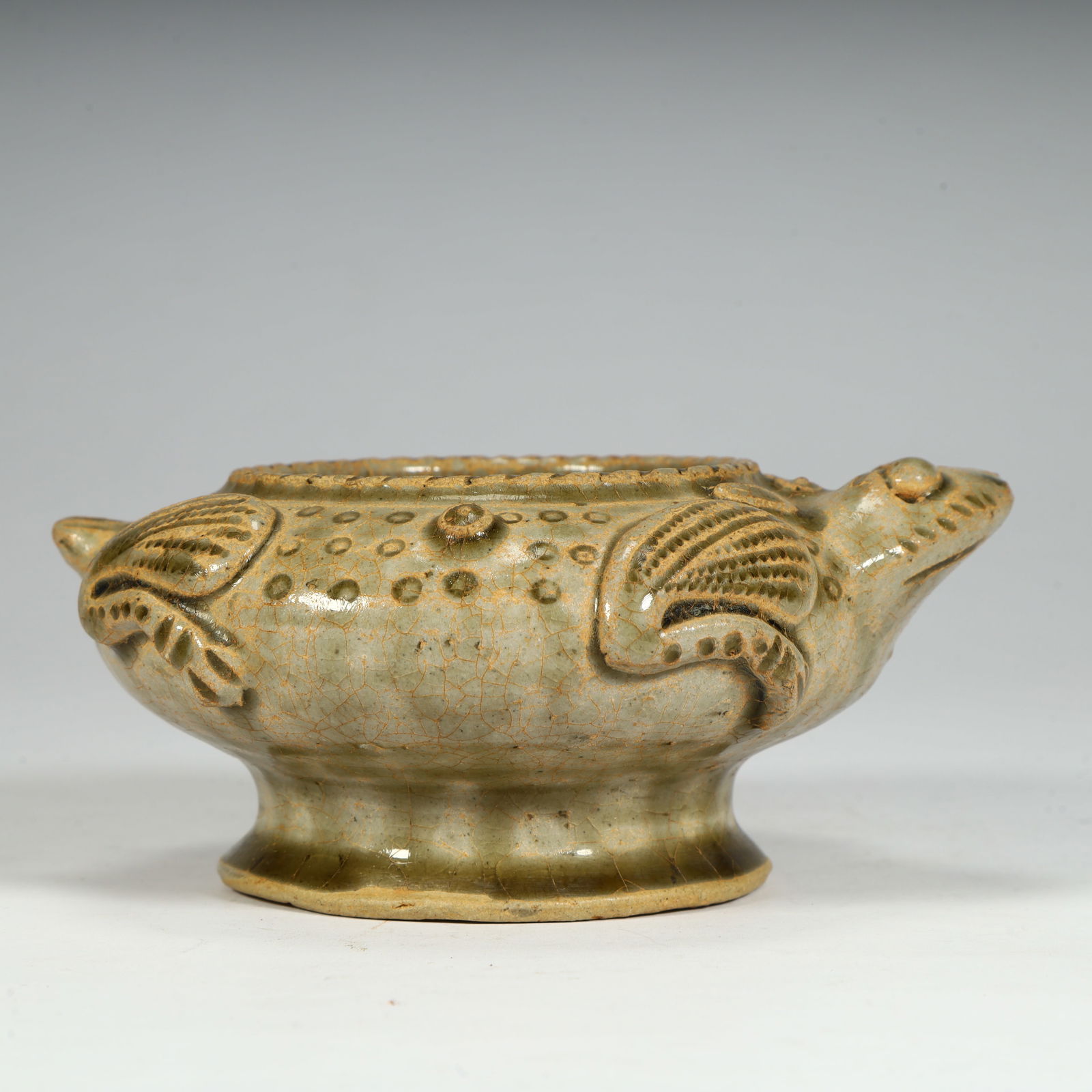 A Song Dynasty Yue kiln glazed frog-shaped water bowl (1 of 10)