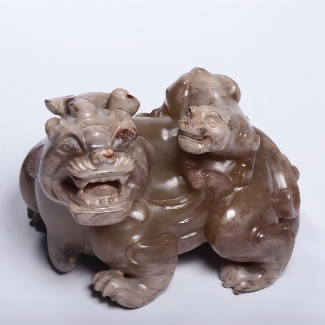 A piece of pre-Ming ancient jade mother auspicious beast piece (1 of 10)