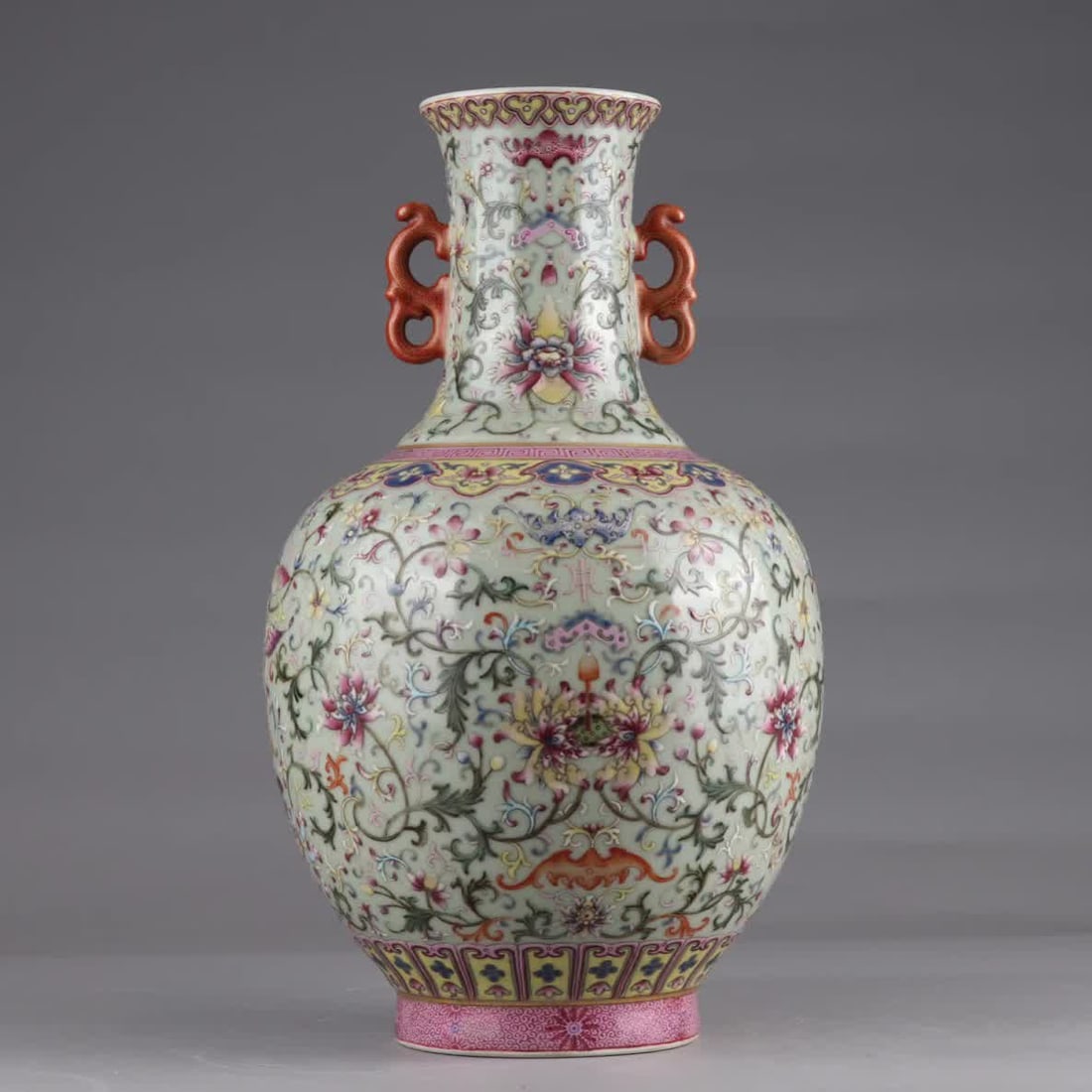 An amphora with a Qing Qianlong pastel gold-painted flower picture (1 of 9)