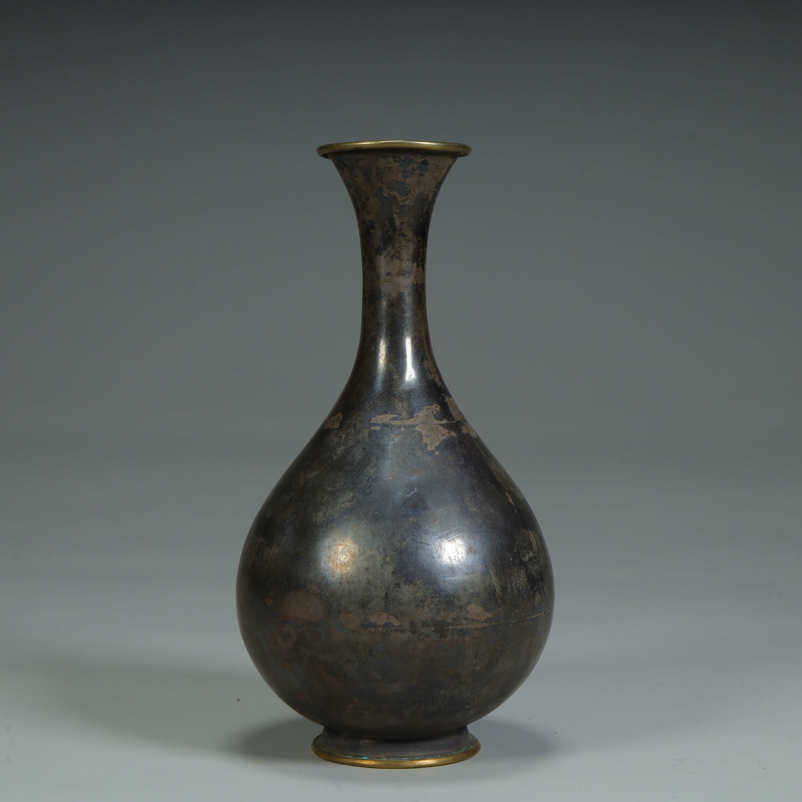 A Qing Dynasty silver tire gilt skimming bottle (1 of 8)