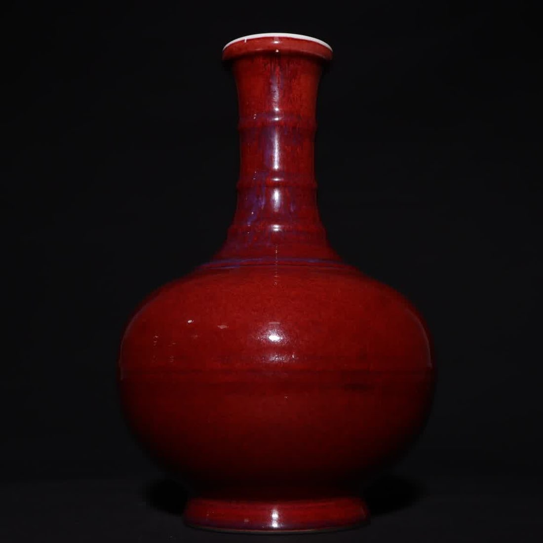A Qianlong kiln glazed string pattern bottle in the Qing Dynasty (1 of 9)