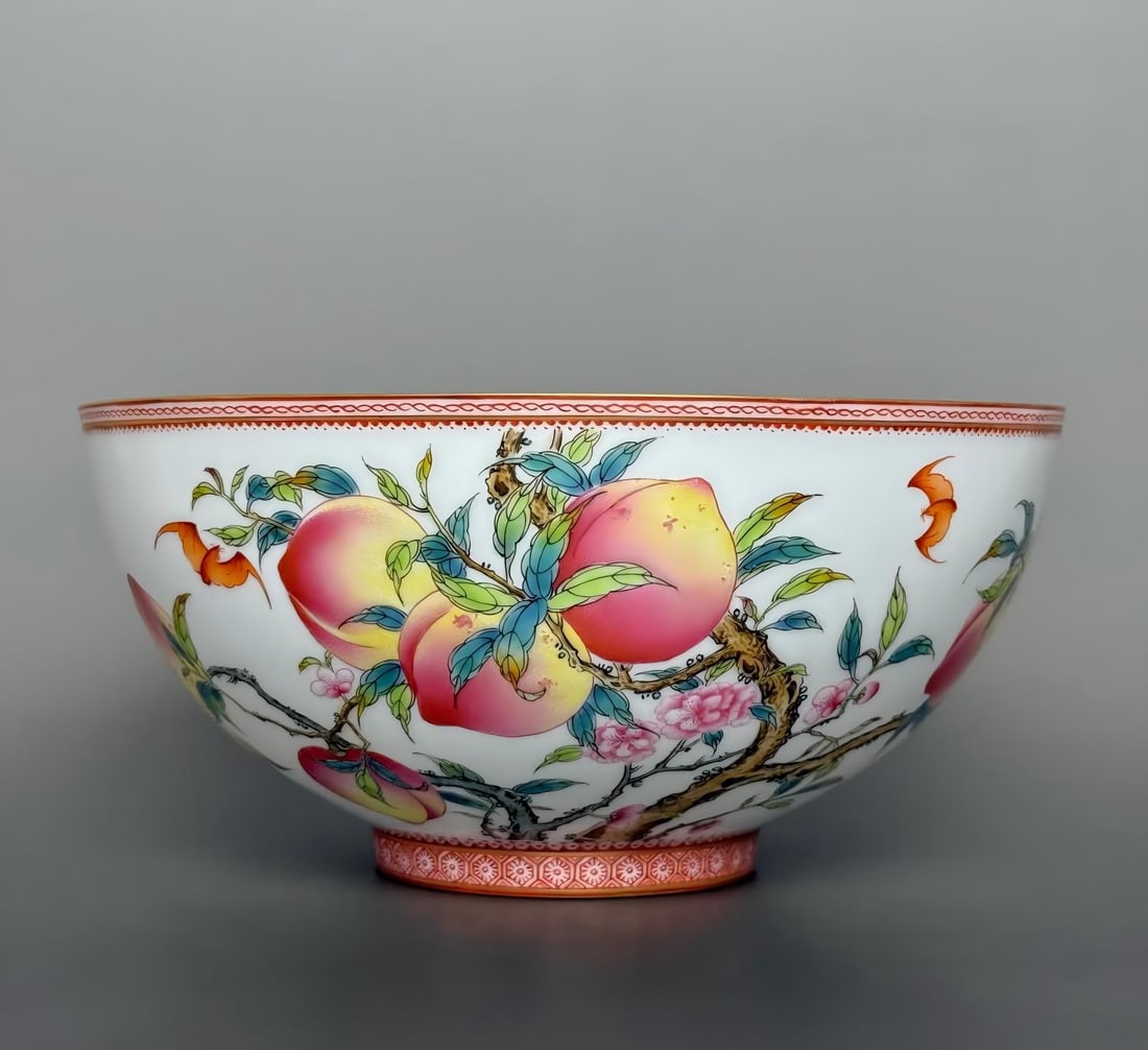 A piece of Qianlong year alum red gilded pattern edge five bats and nine peaches inside the five (1 of 9)