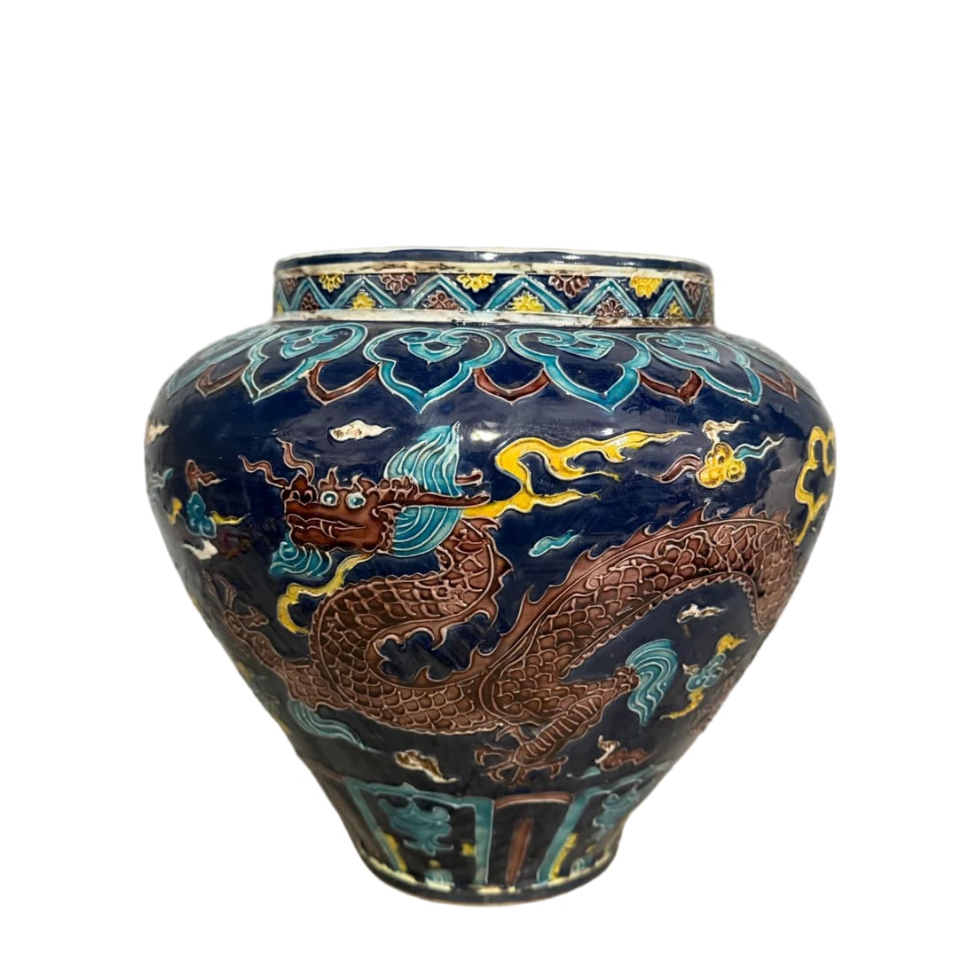 A large Ming Dynasty enamel dragon pattern jar (1 of 7)