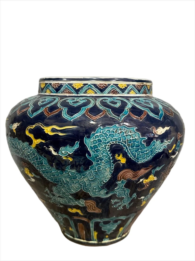 A large Ming Dynasty enamel dragon pattern jar - 2