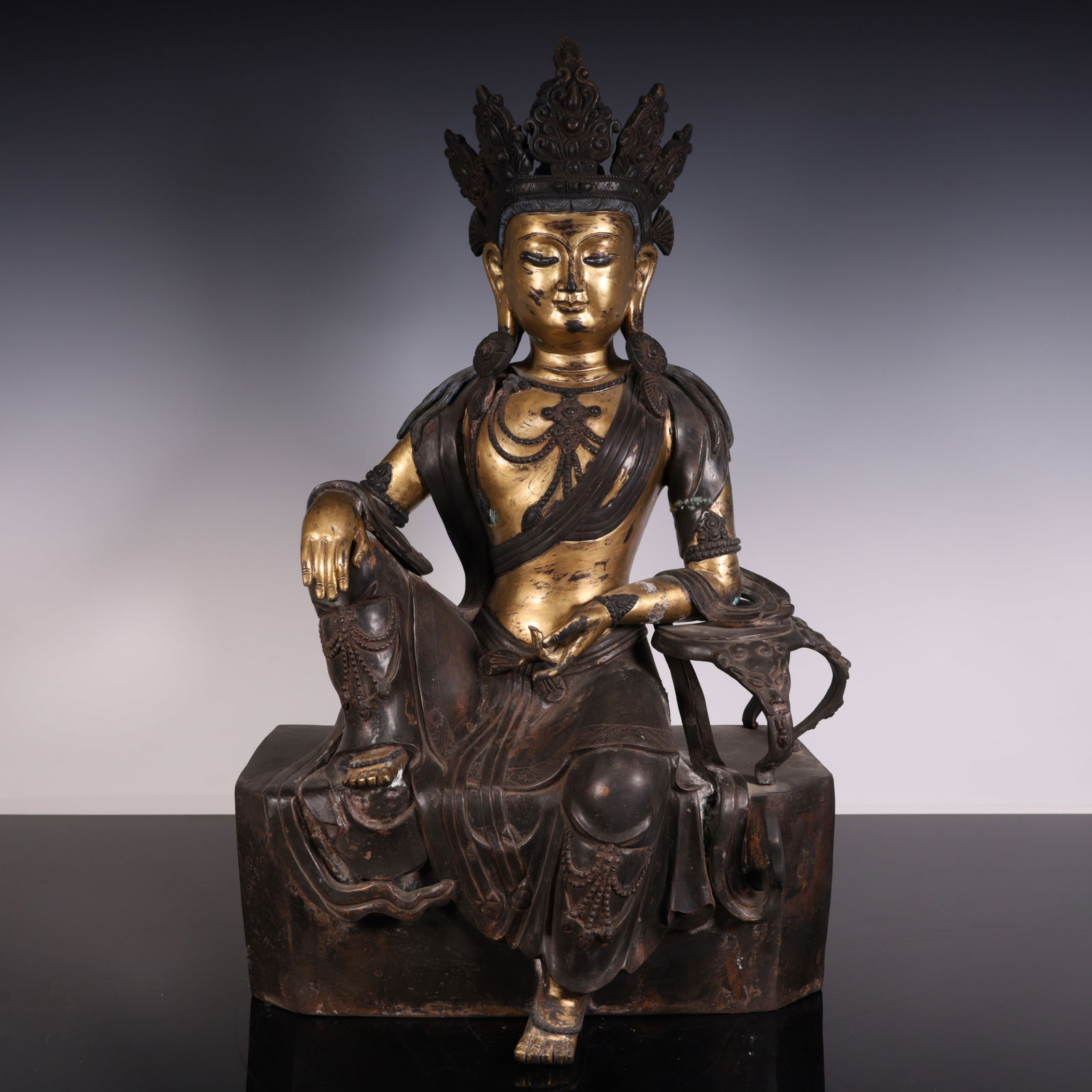 A bronze gilt Buddha statue (1 of 14)