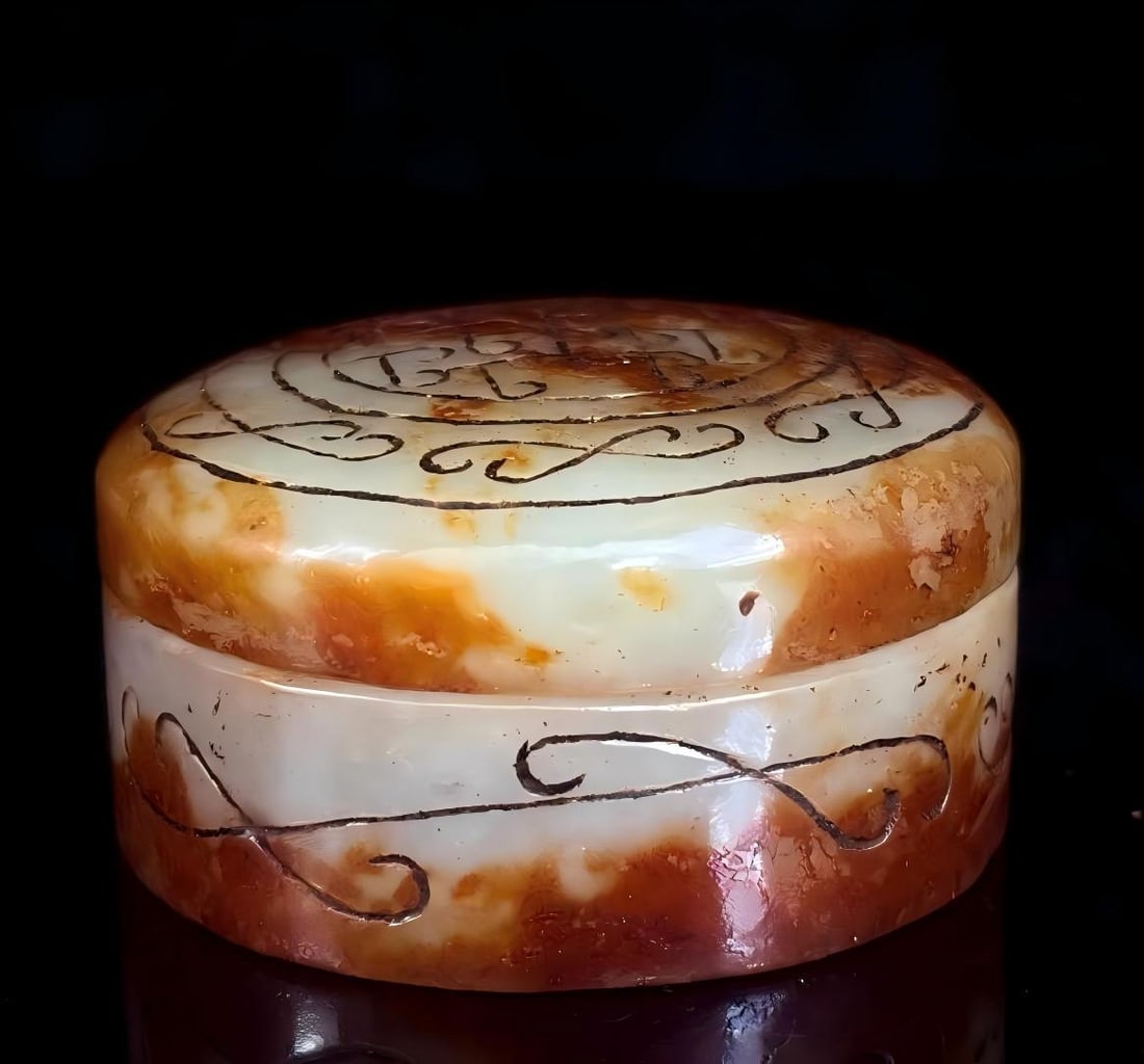 A Han Dynasty jade topaz rouge box (1 of 9)