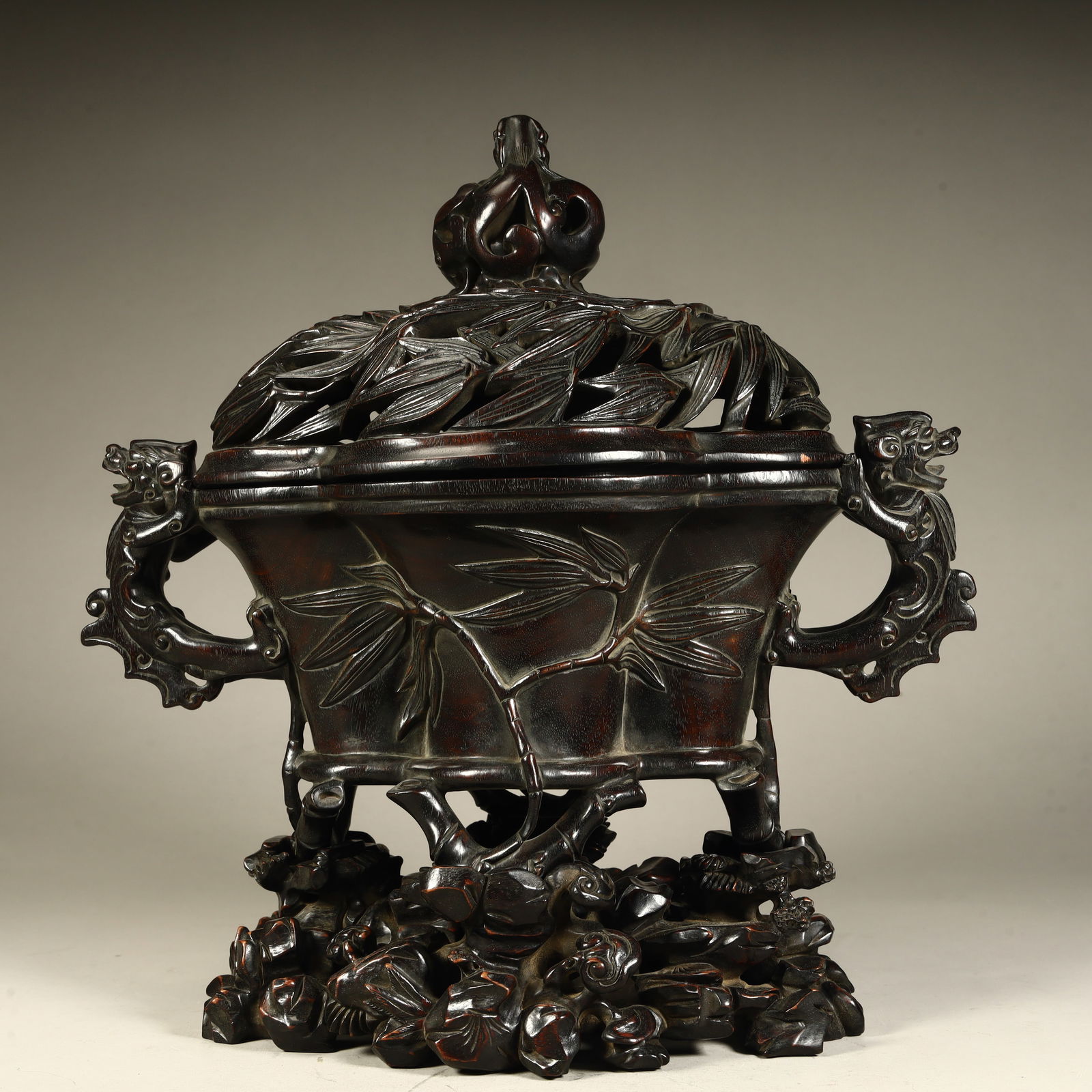 A Qing Dynasty rosewood double dragon ear four-legged aromatherapy (1 of 12)