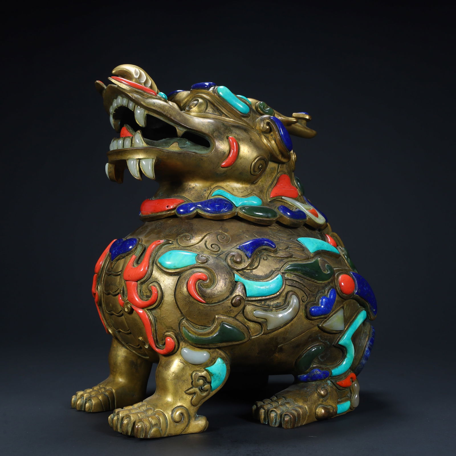 A piece of Qing Dynasty copper gilt inlaid with a hundred treasures of auspicious beast aromatherapy: Qing Dynasty copper gilt inlaid with hundred treasures of auspicious beast aromatherapy SIZE: H:24cm L:22.5cm W:18cm W:7.2kg (The Dimensions Of All Batches Are Manually Measured.If You Need More Detai