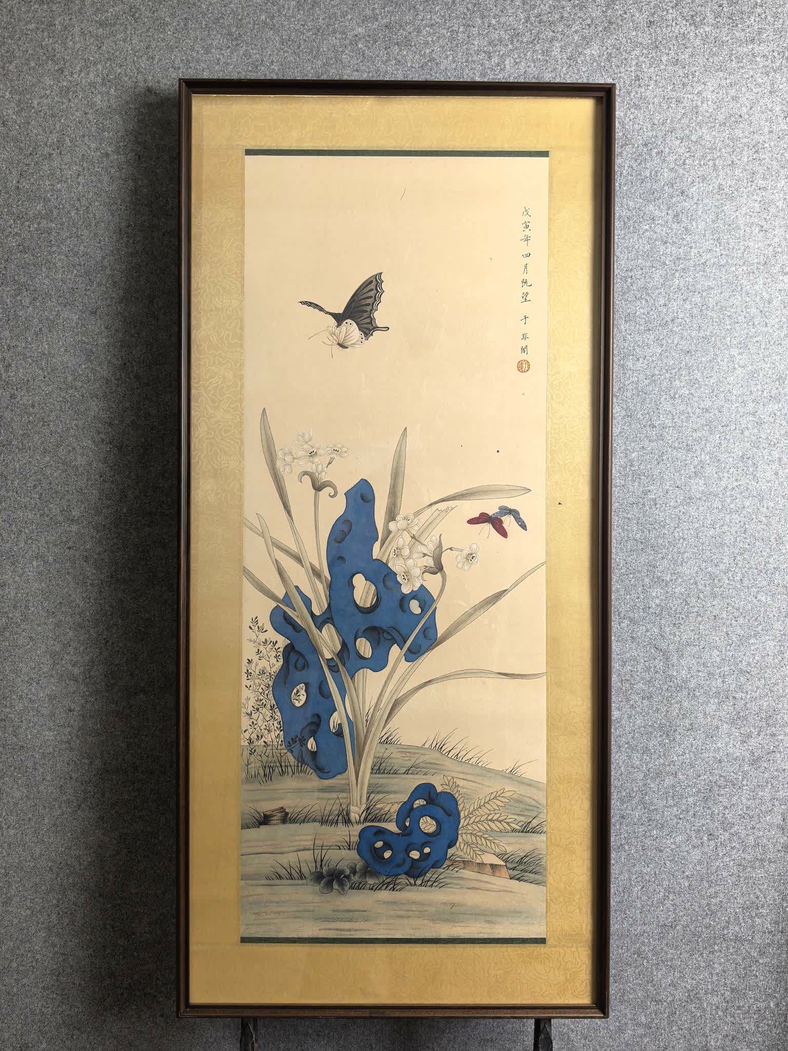 A picture of flowers and birds in non-darkness (1 of 10)