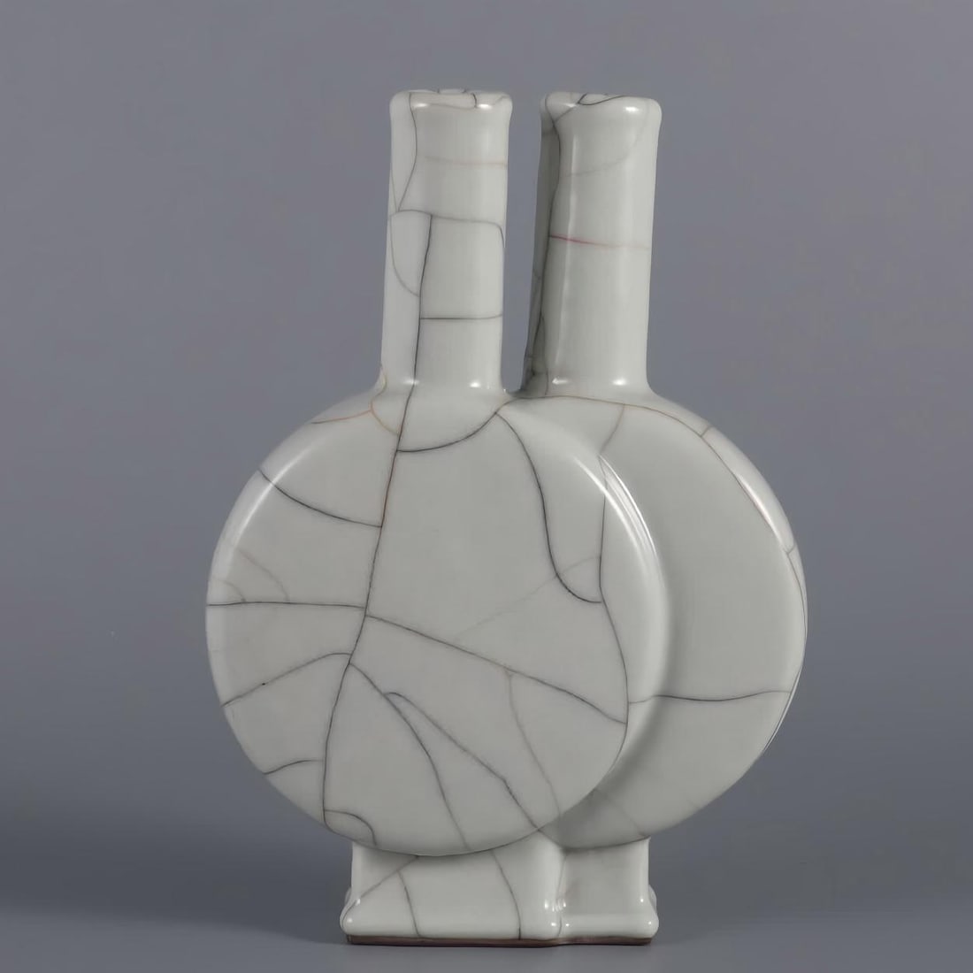 A double-linked bottle made in the Qianlong period of the Qing Dynasty (1 of 9)