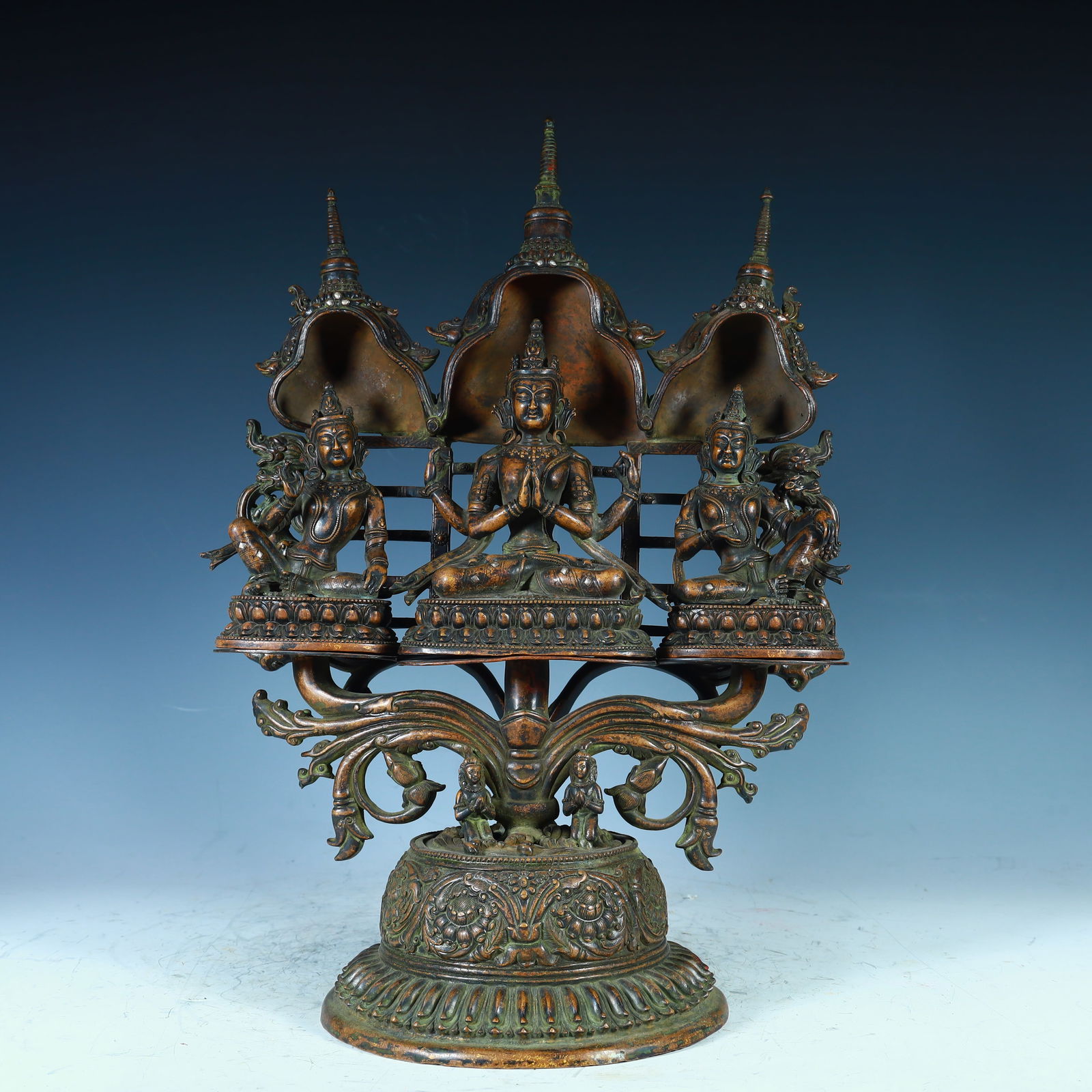 A bronze Buddha statue of the Qing Dynasty (1 of 8)