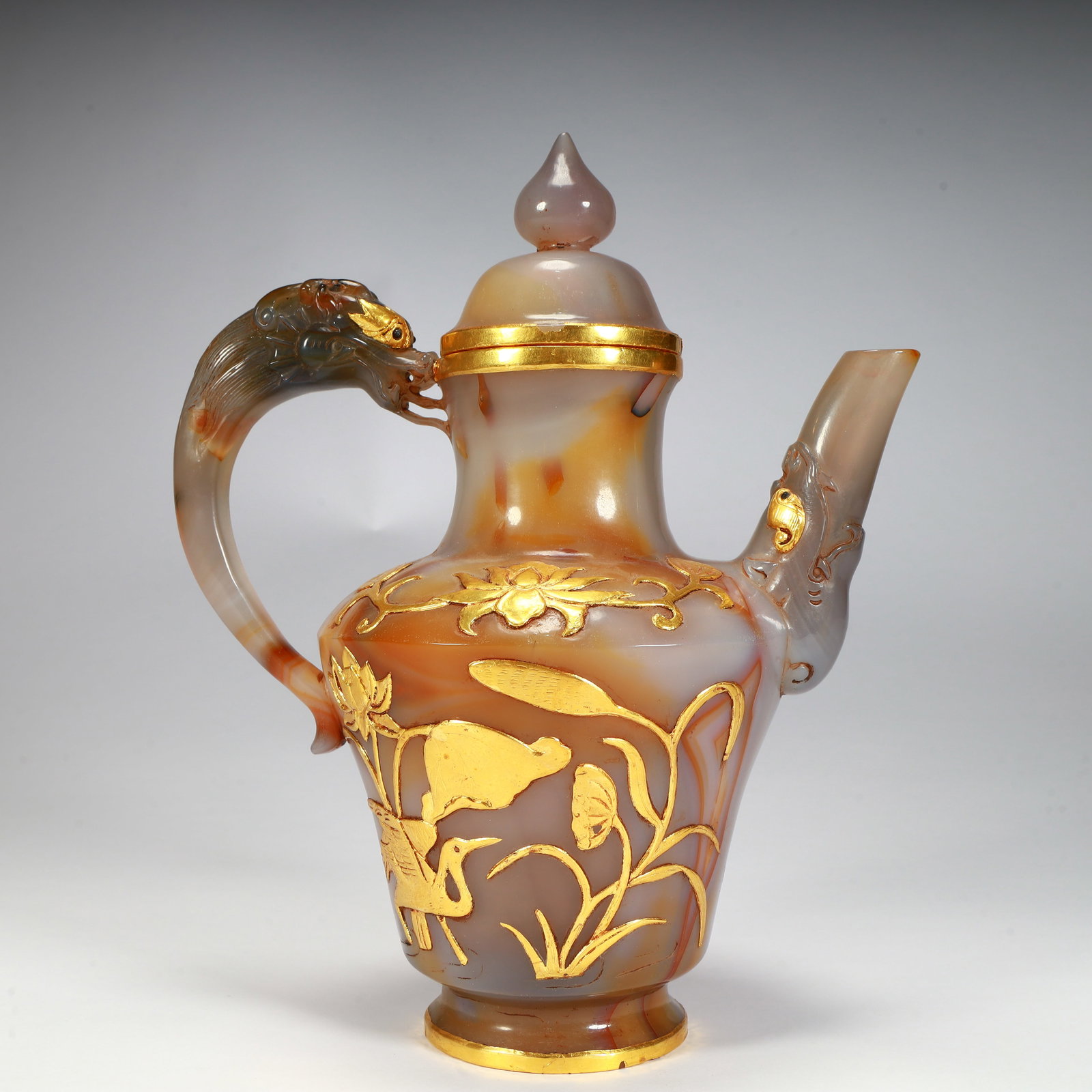 A piece of agate covered with gold all the way to the Ke pattern dragon handle holding the pot (1 of 12)