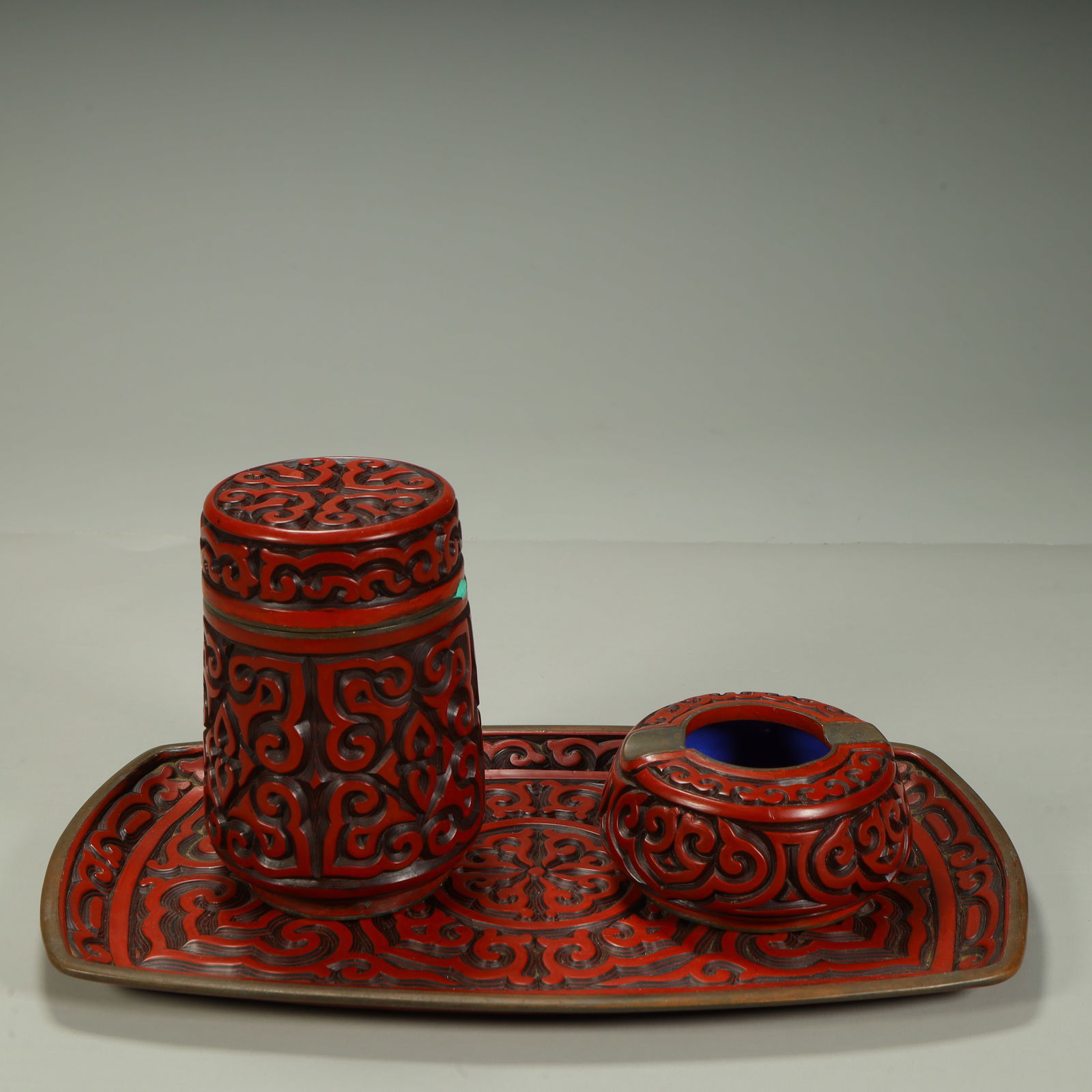 A red entwined study set - 2