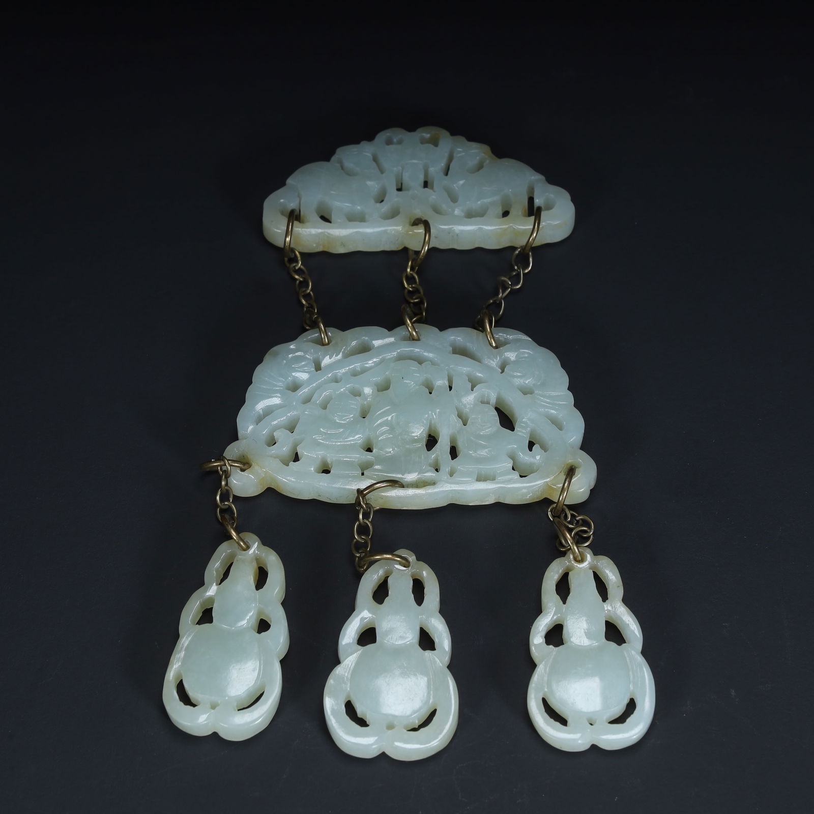A Qing Dynasty Hetian jade gold chain group ornament (1 of 8)