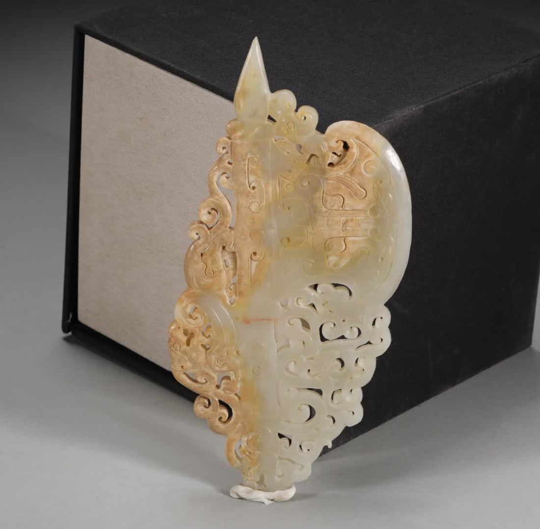 A piece of Qing Dynasty Hetian jade belt handle (1 of 9)