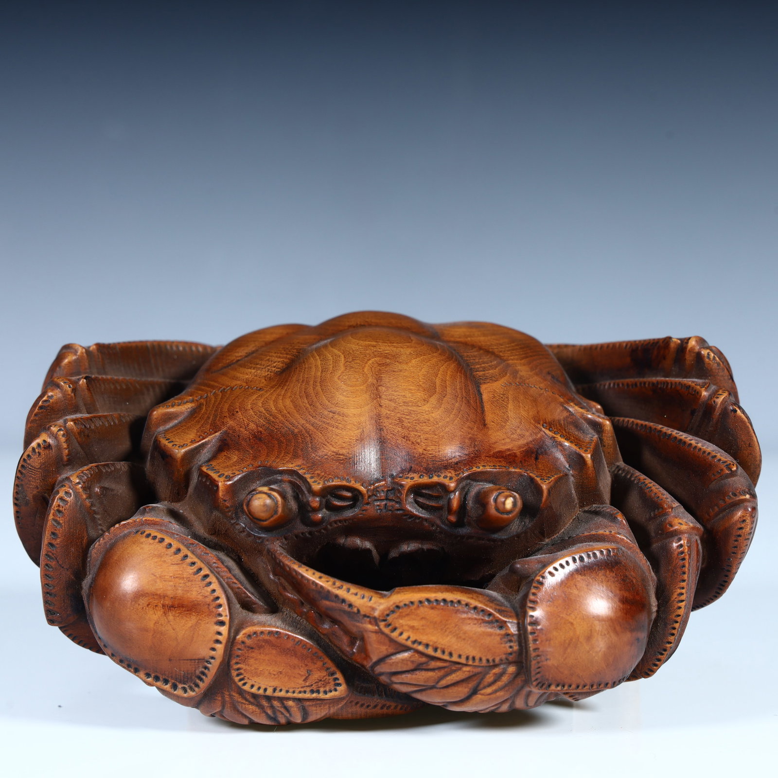 A Qing Dynasty high-quality boxwood carved crab ornament: Qing Dynasty boutique boxwood carving crab ornament SIZE: H:5cm L:13cm W:9.5cm W:273.6g (The Dimensions Of All Batches Are Manually Measured.If You Need More Detailed Information, Please Contact