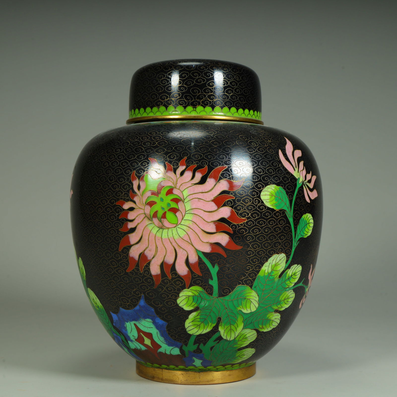 A copper-tired cloisonné enamel black chrysanthemum pattern lid jar (1 of 11)