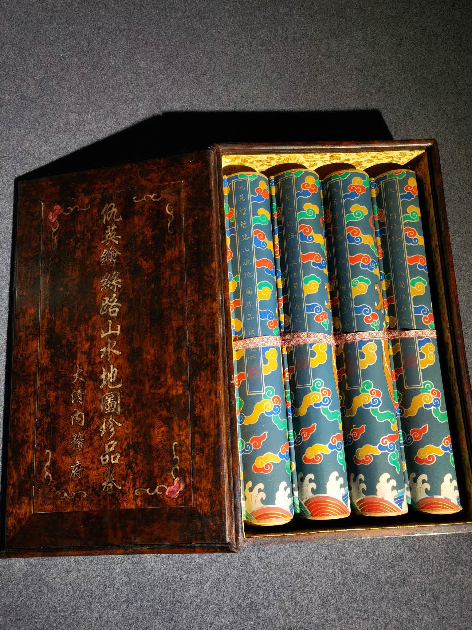 A four-volume painting of Qiu Ying's "Silk Road Landscape Map": Qiu Ying's "Silk Road Landscape Map" in four volumes SIZE: Total L: 60m W: 59cm (The Dimensions Of All Batches Are Manually Measured.If You Need More Detailed Information, Please Contact Our Customer