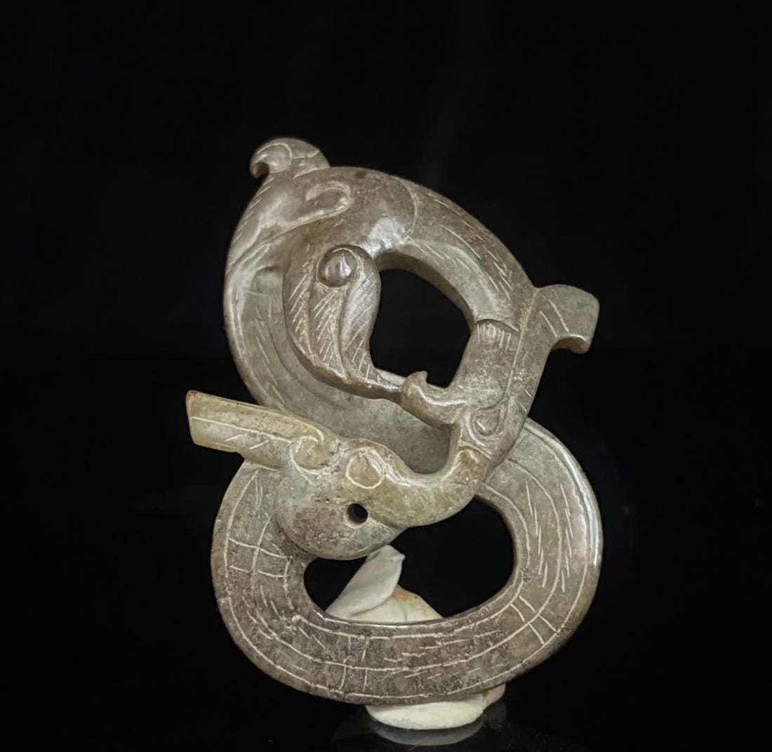 A Han Dynasty jade dragon and phoenix pendant (1 of 9)
