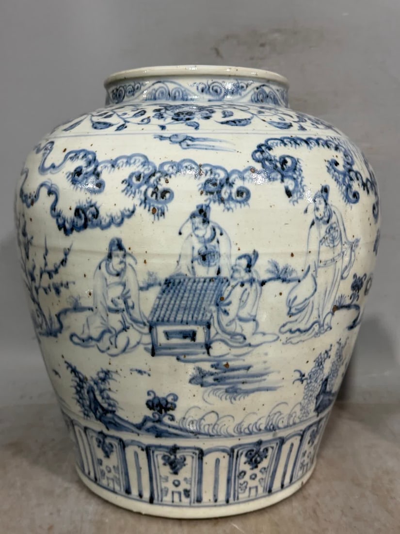 A large jar with a blue and white character story pattern in the middle of the Ming Dynasty: In the middle of the Ming Dynasty, the blue and white character story pattern large jar SIZE: H:33.5cm W:29.5cm (The Dimensions Of All Batches Are Manually Measured.If You Need More Detailed Informati