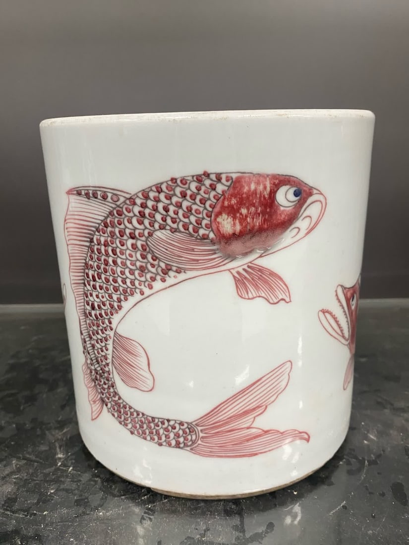 A Qing Kangxi glazed red fish pattern pen holder - 2