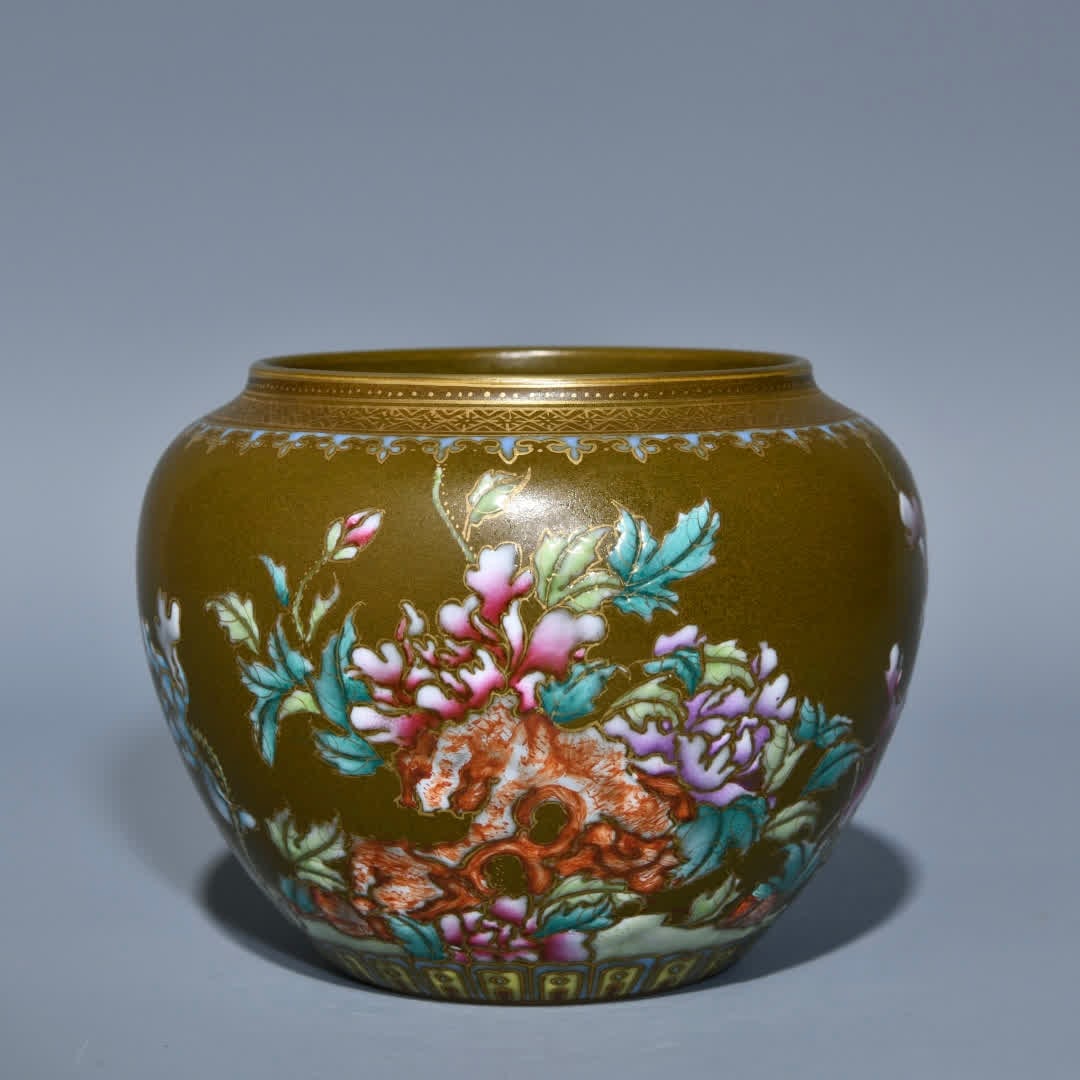 A piece of Qing Qianlong tea foam glaze pastel gold-painted flower pattern washed (1 of 9)