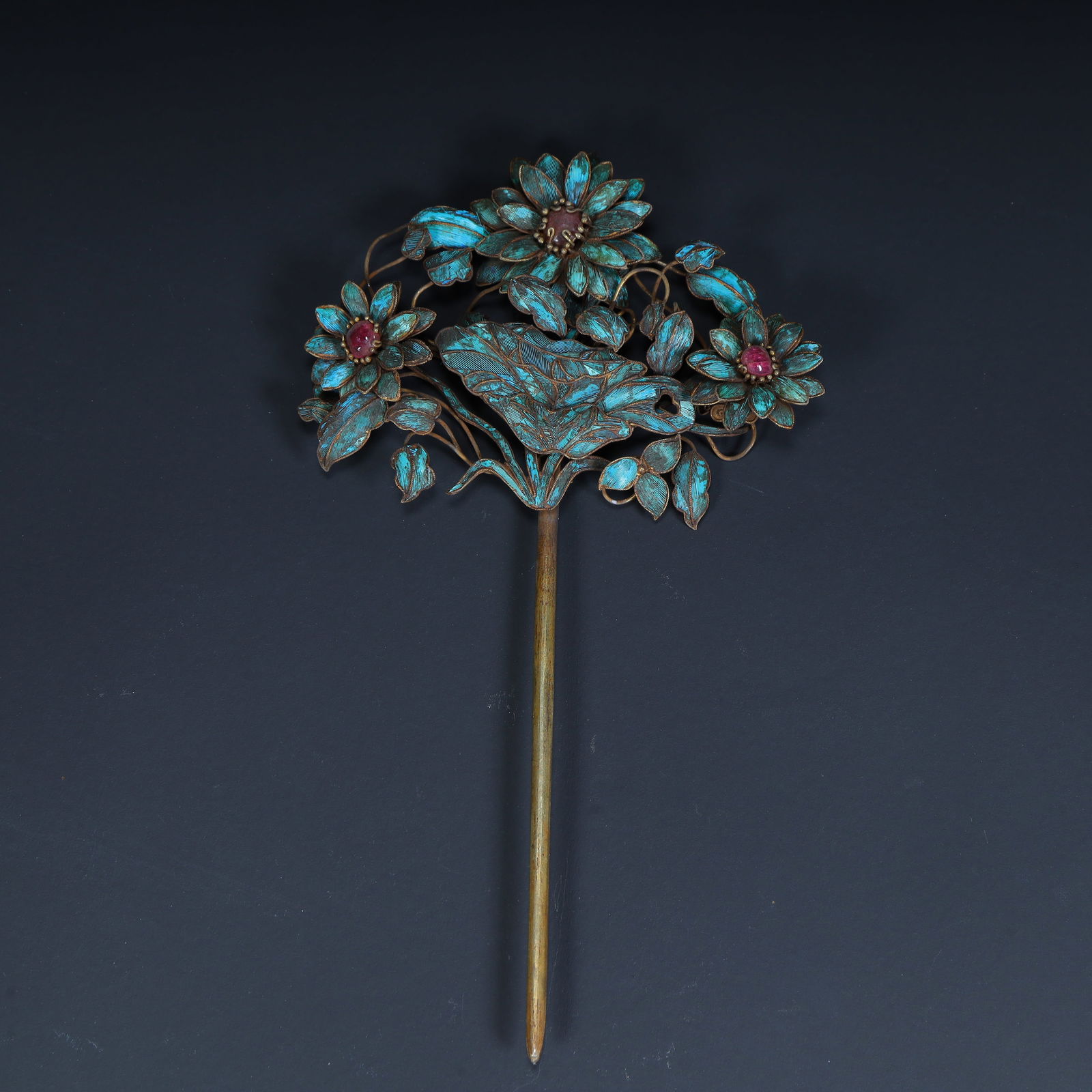 A Qing Dynasty emerald inlaid treasure flower pattern hairpin: Qing Dynasty dotted emerald inlaid treasure floral pattern hairpin SIZE: L:16cm W:9cm W:29.5g (The Dimensions Of All Batches Are Manually Measured.If You Need More Detailed Information, Please
