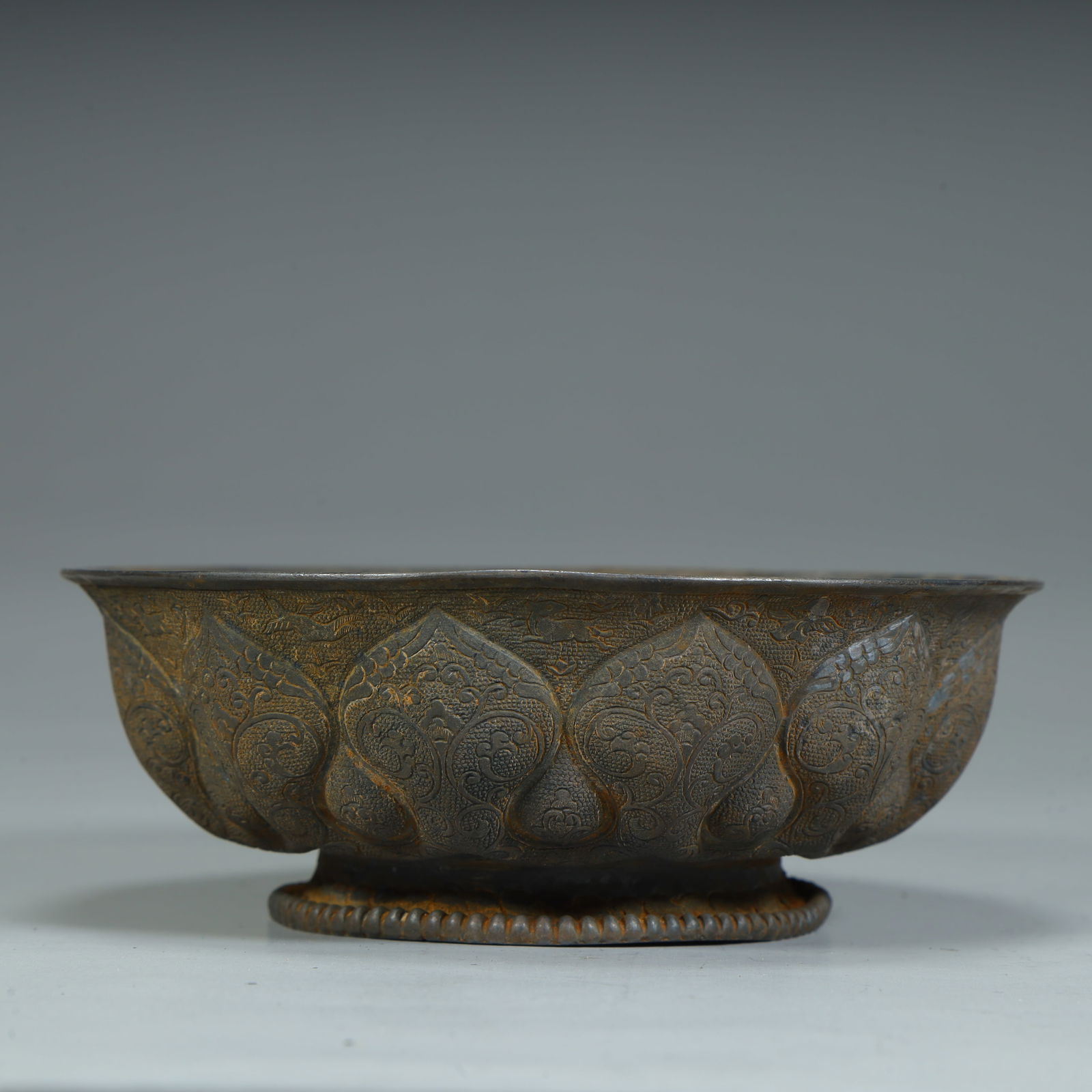 A Qing Dynasty silver-gilt lotus bowl: Qing Dynasty silver gilt lotus bowl SIZE: H:4cm L:12cm W:12cm W:268g (The Dimensions Of All Batches Are Manually Measured.If You Need More Detailed Information, Please Contact Our Customer Service