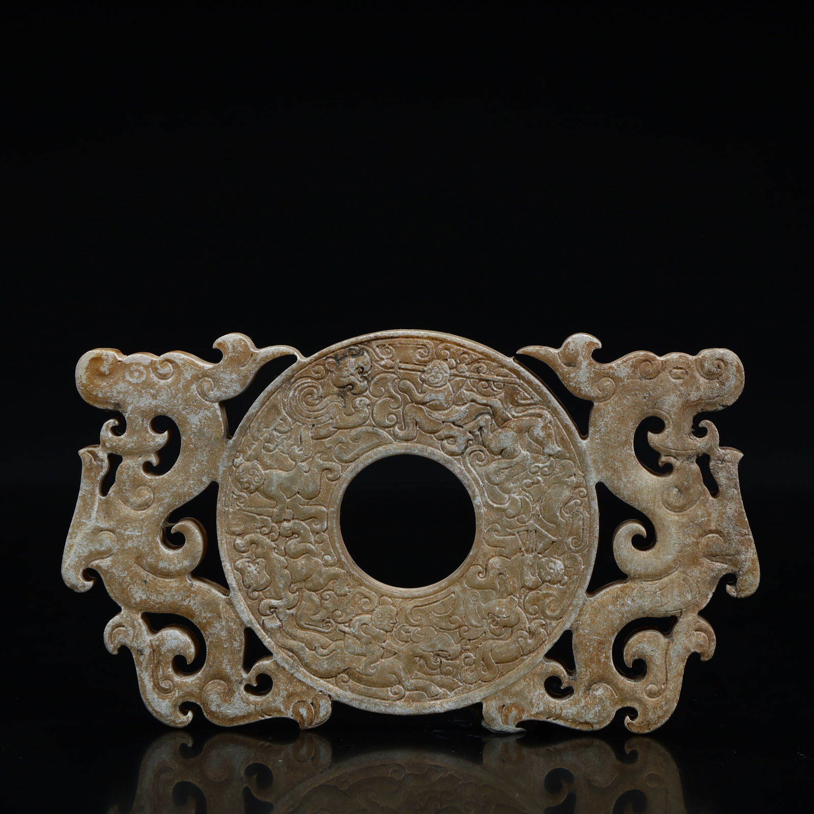 A piece of ancient jade out of the outline of many animal pattern jade jade: The ancient jade has many animal patterns SIZE: H:6.5cm L:11.3cm W:0.7cm W:72g (The Dimensions Of All Batches Are Manually Measured.If You Need More Detailed Information, Please Contact Our