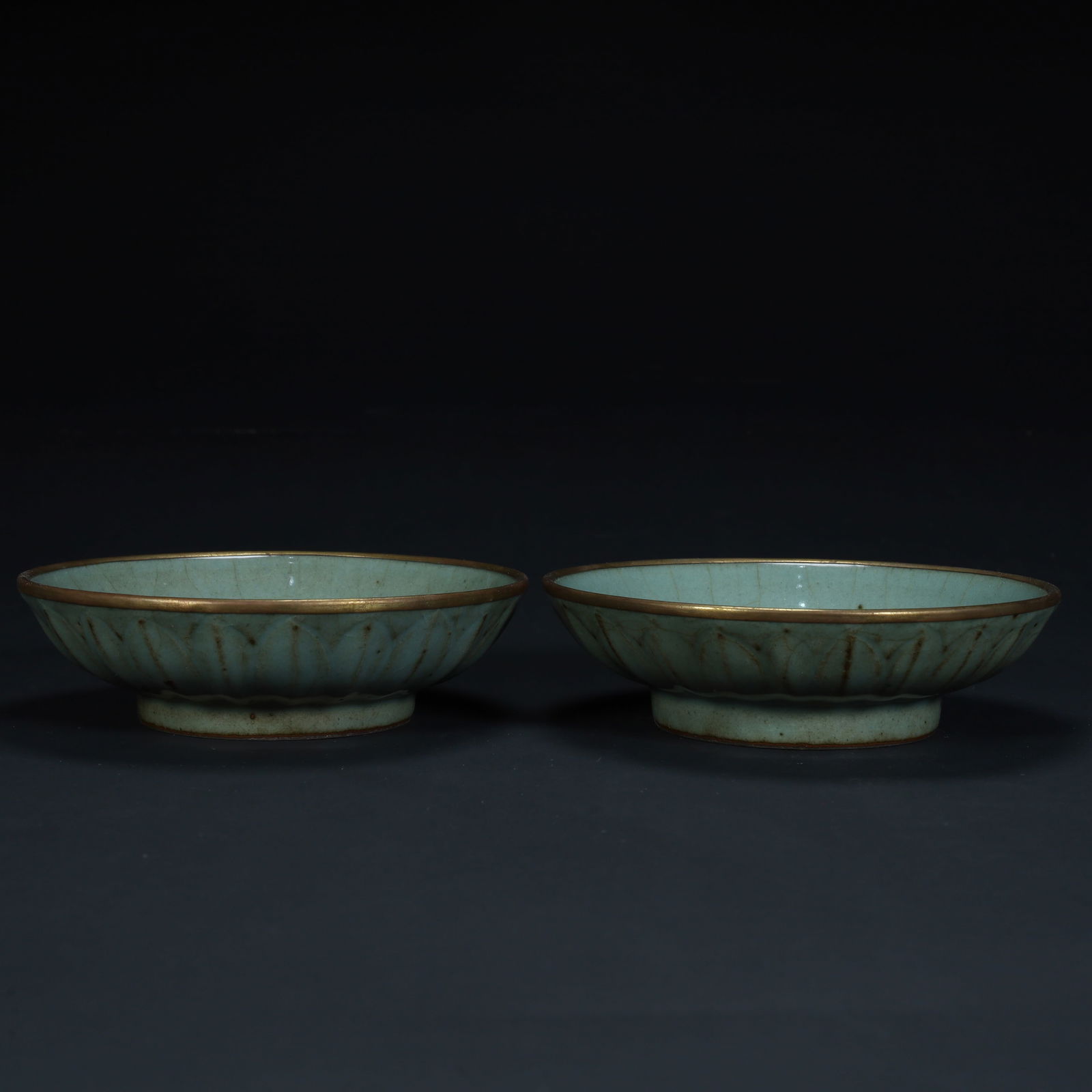 A pair of Qing Dynasty Ru kiln azure glaze sunflower mouth wash: Qing Dynasty Ru kiln azure glaze sunflower mouth washing SIZE: H: 3.5cm L: 12.3cm W: 12.3cm Total W: 302g (The Dimensions Of All Batches Are Manually Measured.If You Need More Detailed Information,