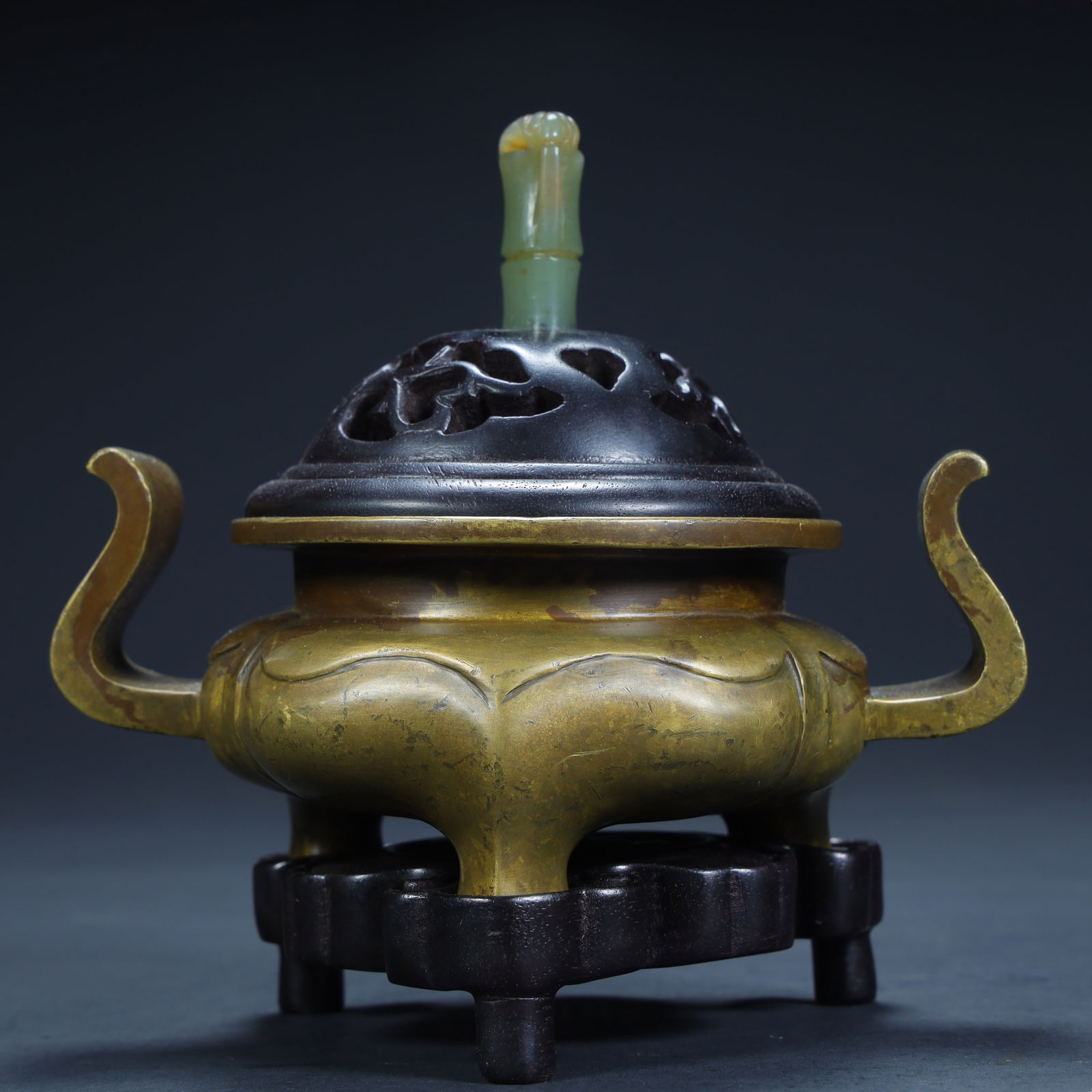 A Qing Dynasty copper-inlaid jade three-legged aromatherapy: Qing Dynasty copper-inlaid jade three-legged aromatherapy SIZE: H:12.5cm L:13cm W:9cm W:601g (The Dimensions Of All Batches Are Manually Measured.If You Need More Detailed Information, Please