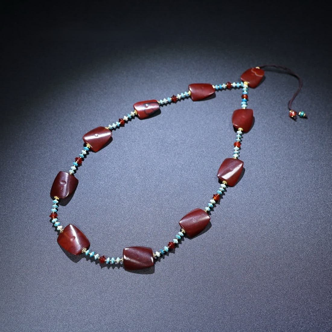 A Han Dynasty agate necklace: Han Dynasty agate necklace SIZE: 27x23x10mm W:110g (The Dimensions Of All Batches Are Manually Measured.If You Need More Detailed Information, Please Contact Our Customer Service Before Bidding.)