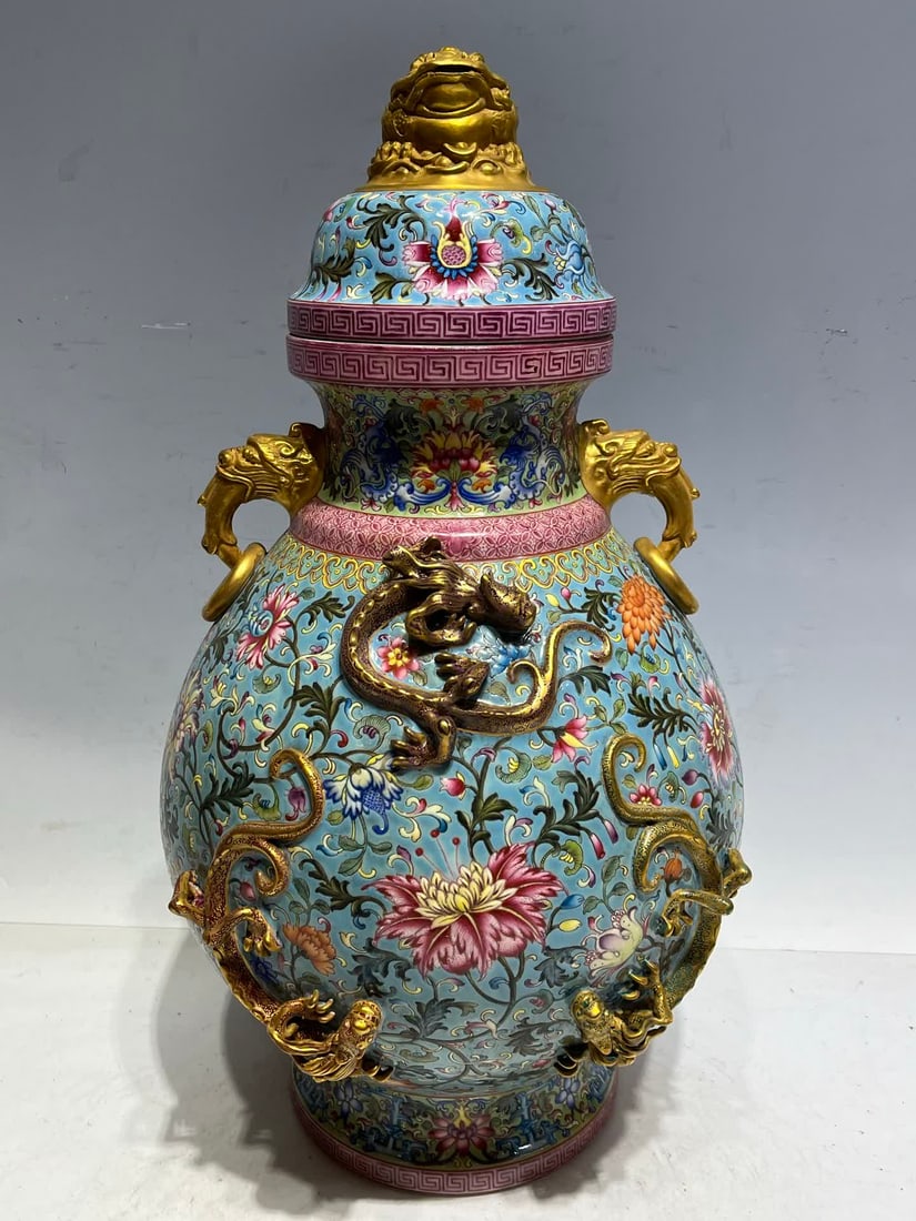 A Qing Qianlong turquoise green background pastel gold-painted relief dragon pattern amphora bottle: Qing Qianlong turquoise green background pastel gold embossed dragon pattern amphora bottle SIZE: H: 45cm abdominal D:28cm bottom 16cm (The Dimensions Of All Batches Are Manually Measured.If You Need