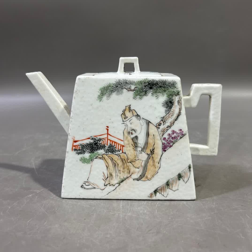 A light color figure picture pot: Shallow color figure picture pot SIZE: H:11cm W:15cm (The Dimensions Of All Batches Are Manually Measured.If You Need More Detailed Information, Please Contact Our Customer Service Before Bidding.)