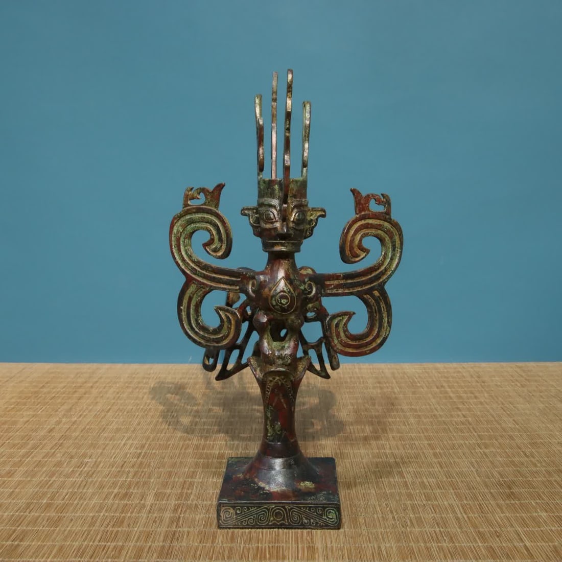 A Han Dynasty bronze - Sanxingdui birdman: Han Dynasty bronze - Sanxingdui birdman SIZE: L:16cm H:28cm W:1.05kg (The Dimensions Of All Batches Are Manually Measured.If You Need More Detailed Information, Please Contact Our Customer Service Bef