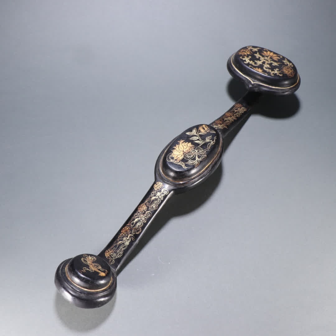 A Qing Dynasty wooden lacquerware gold-coated entwined lotus pattern ruyi handle (1 of 9)